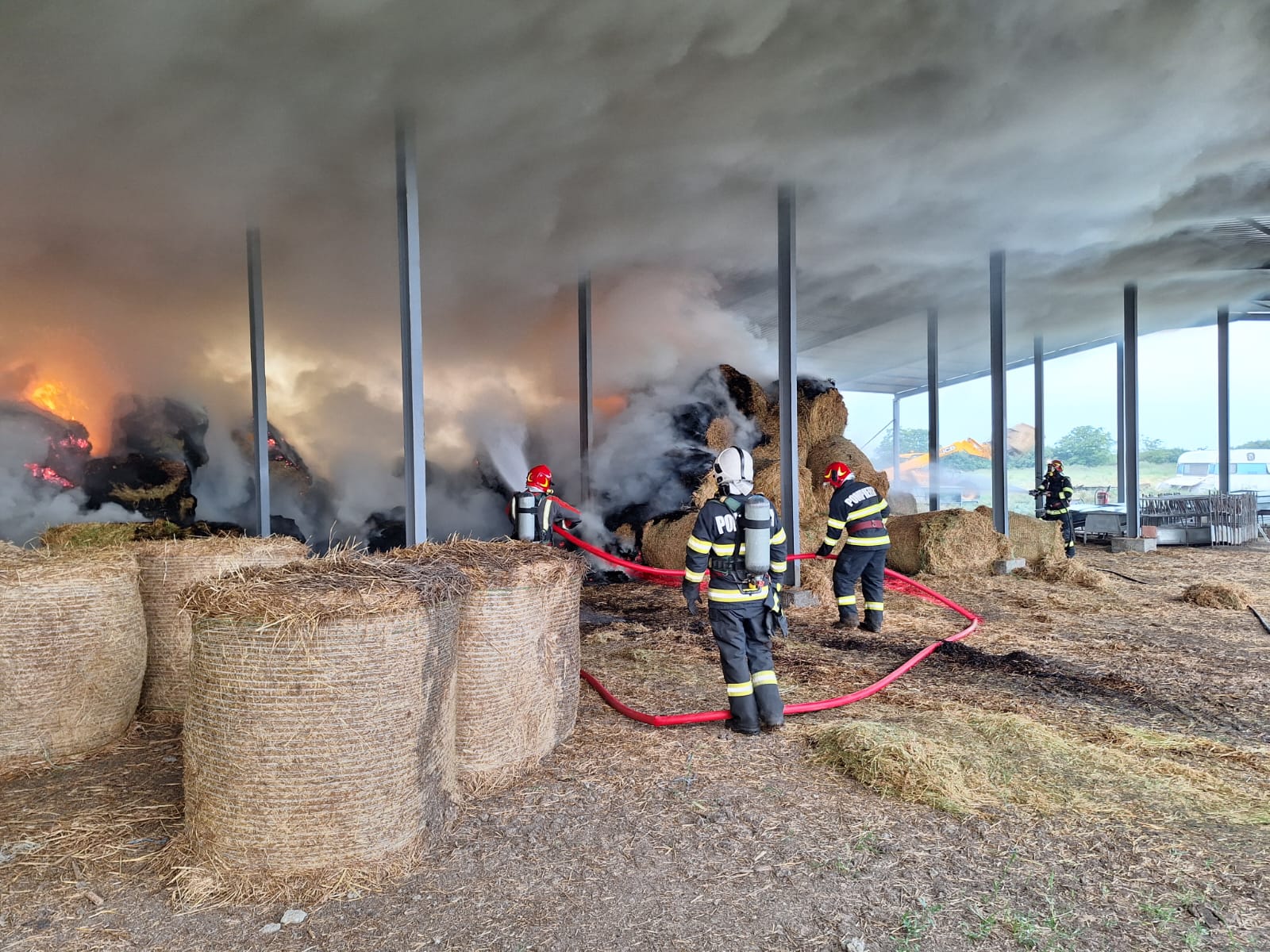 FOTO: Incendiu violent la o fermă din Bihor, 16.06.2023