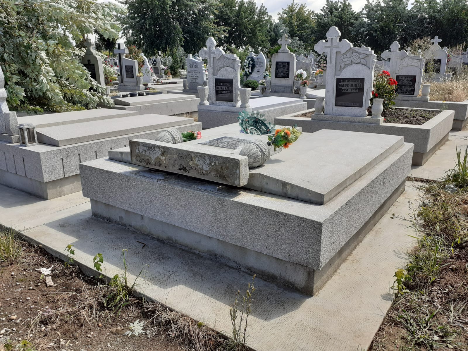 FOTO: Morminte distruse de furtună în Cimitirul Rulikowski, 27.07.2023