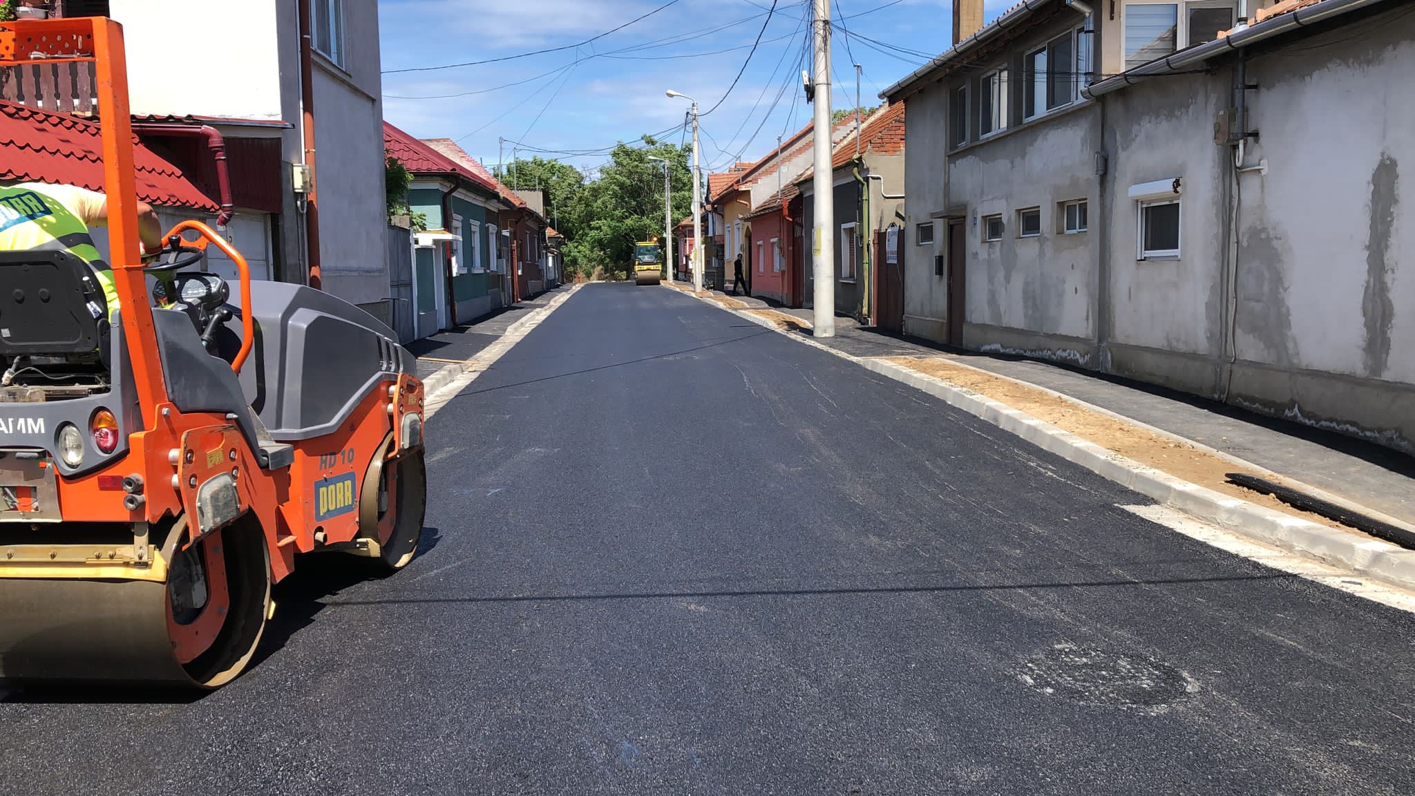FOTO: S-a turnat asfaltul pe încă două străzi din Oradea 02.08.2023