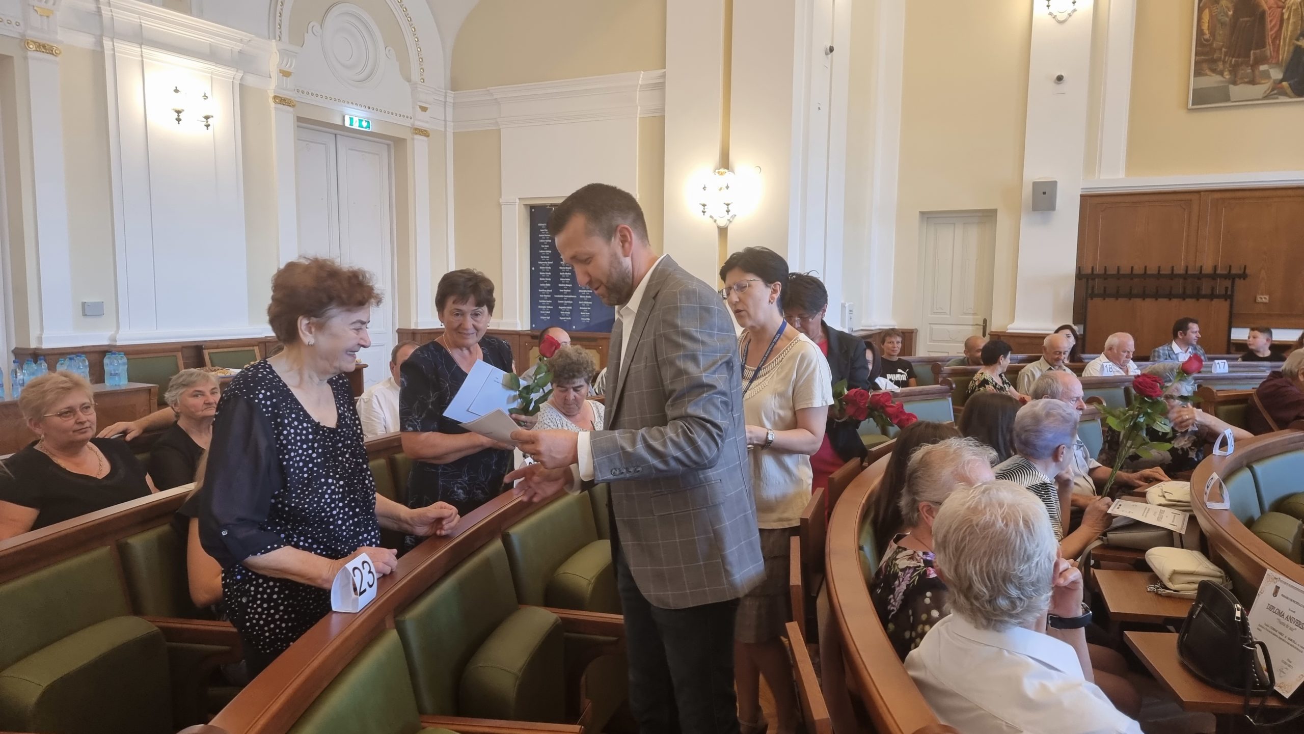 FOTO: Primarul Florin Birta a felicitat și premiat 30 de cupluri pentru împlinirea a 50 de ani de căsnicie, 03.08.2023