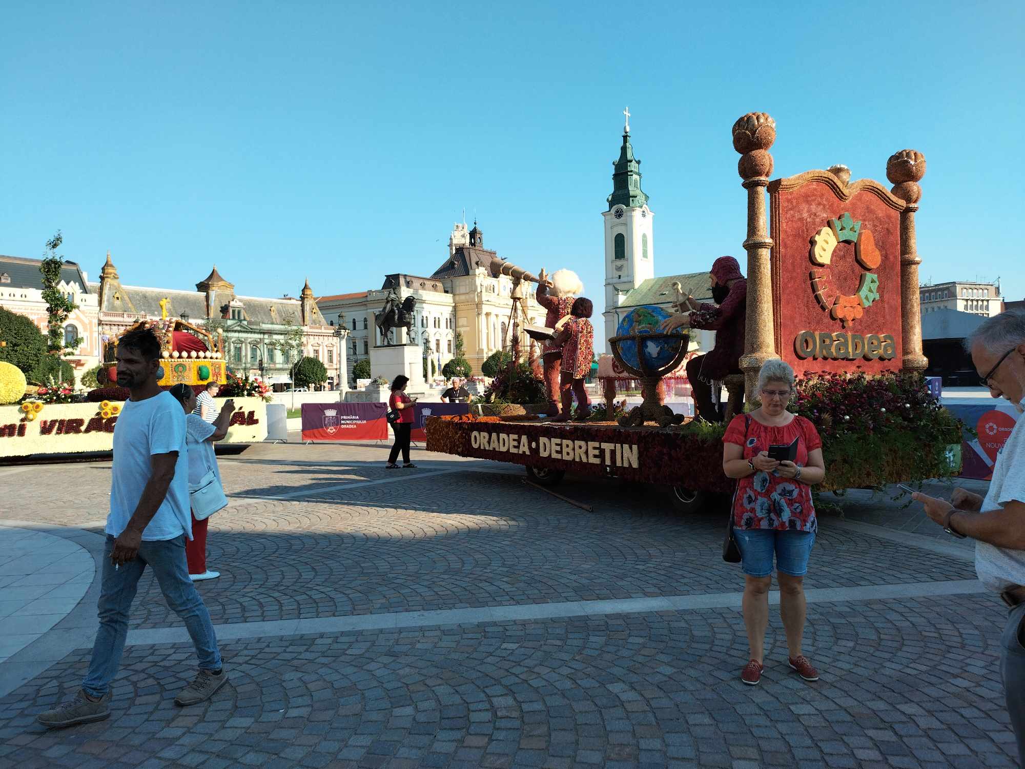 FOTO Care de flori în Piața Unirii BIHON