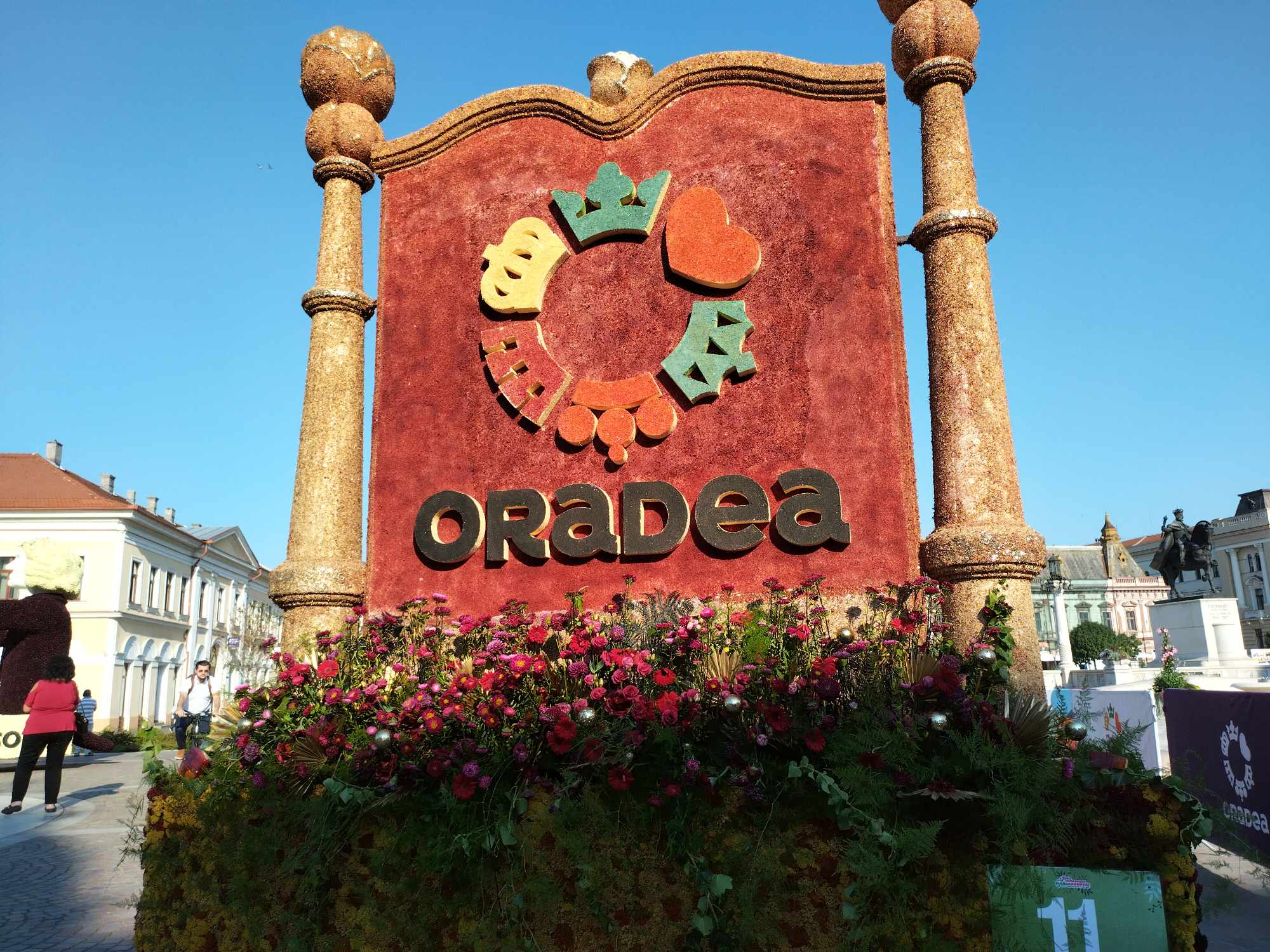 FOTO Care de flori în Piața Unirii BIHON