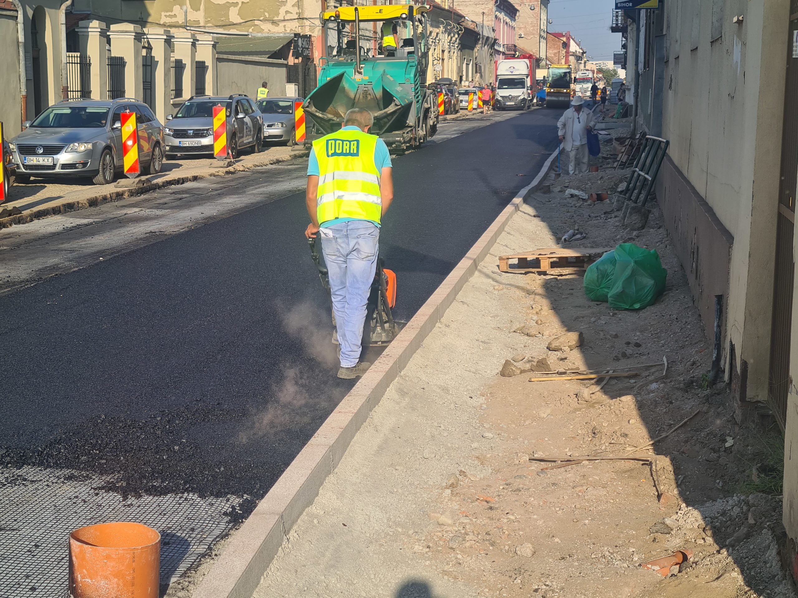 FOTO: Primul strat nou de asfalt pe strada Traian Moșoiu 28.08.2023