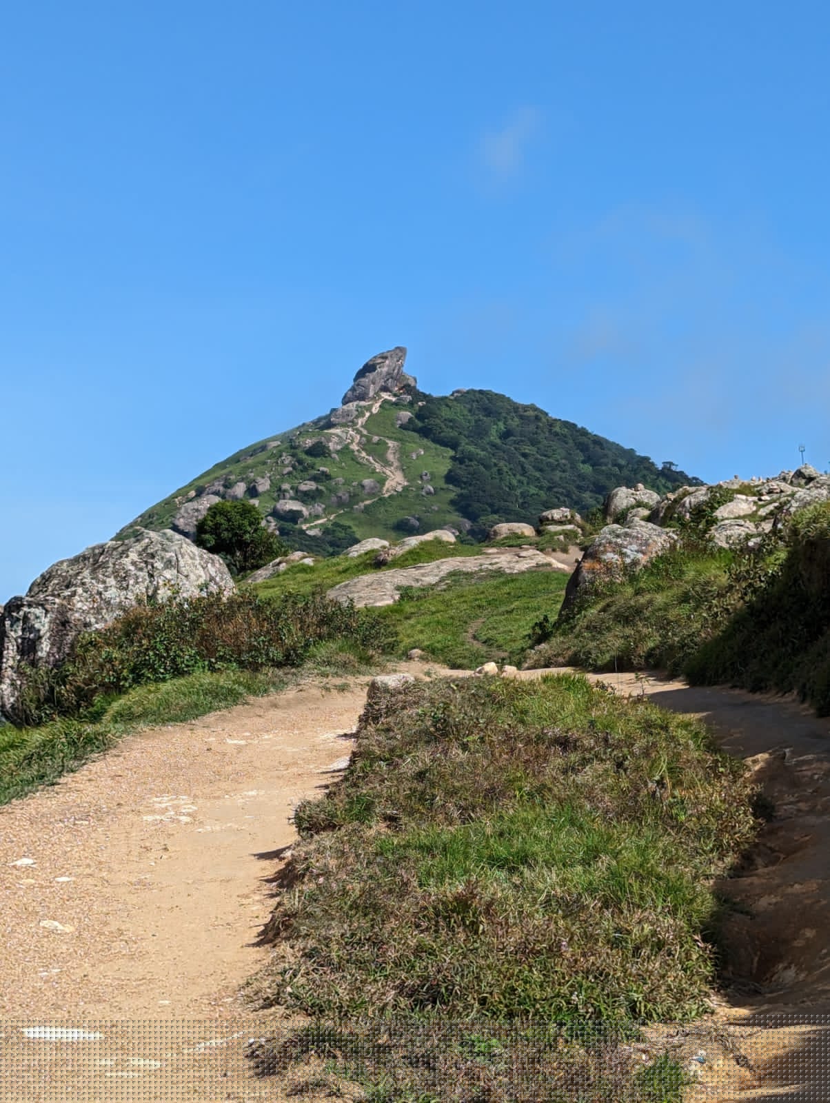 aproape de varful muntelui Veliangiri, locul de iluminare al lui Sadhguru.2