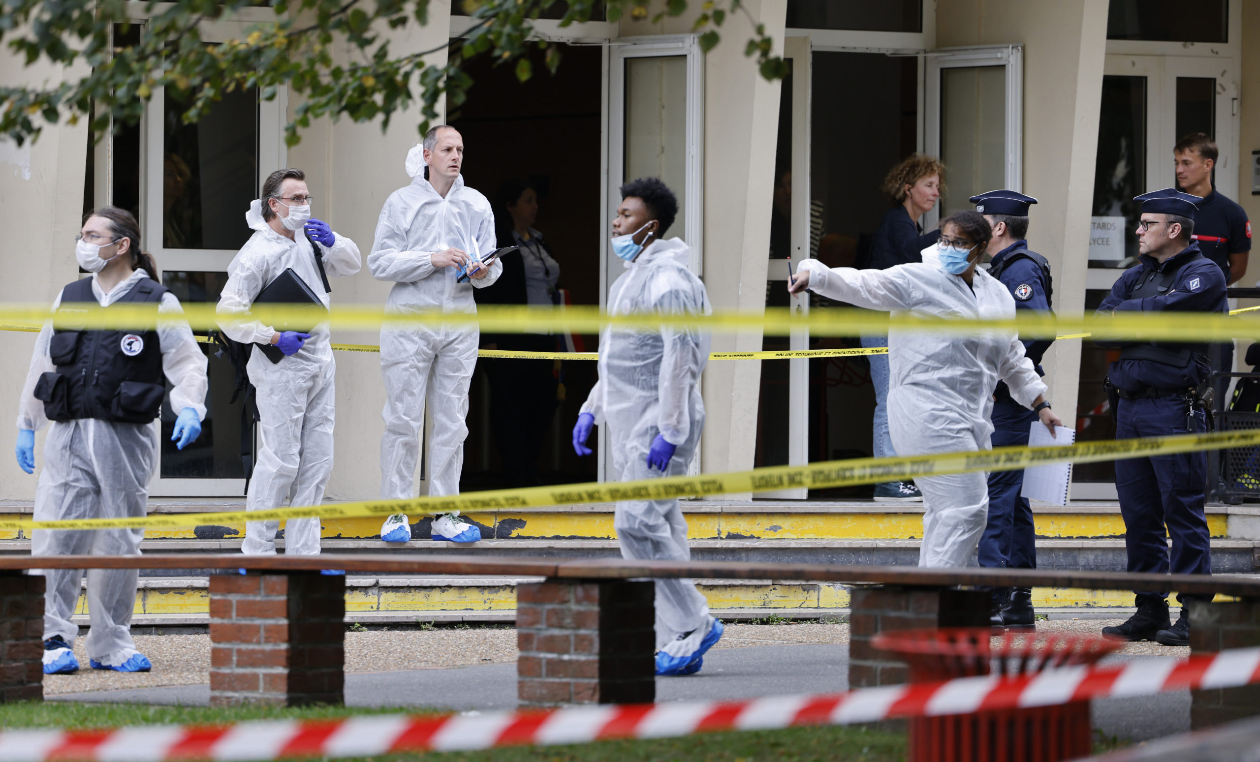 FOTO: Un atacator a ucis cu cuţitul un profesor şi a rănit grav alte două victime la un liceu din Franța, 13.10.2023