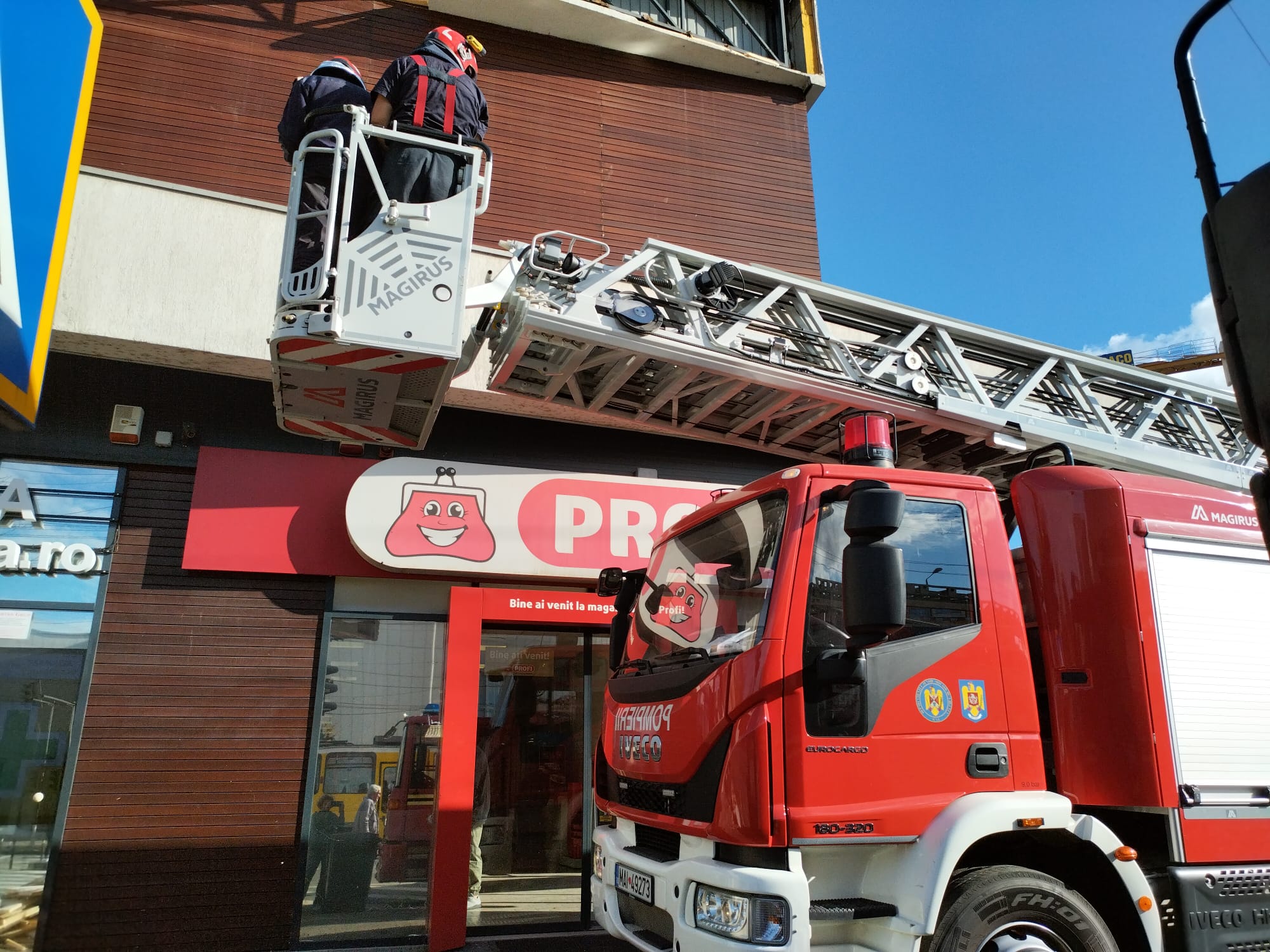 FOTO: Intervenții ale pompierilor la magazinul Profi, 28.10.2023