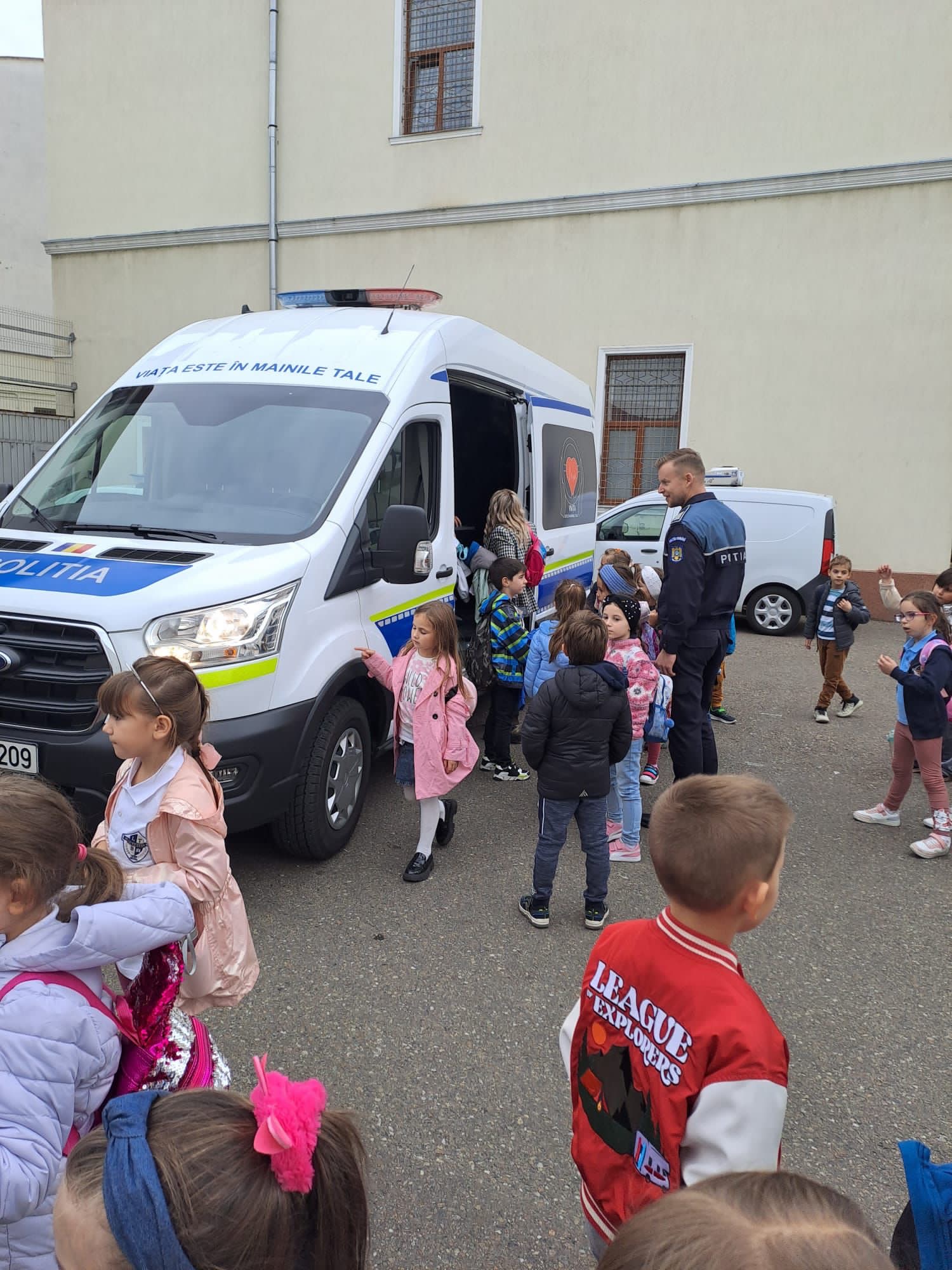 ded733d8-6060-4d0a-944b-633f9da5ce3a