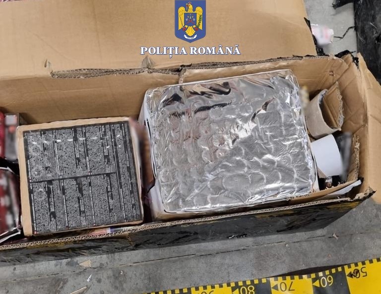 FOTO: Aproape 1,3 tone de materiale pirotehnice, expediate din Slovacia, confiscate de polițiștii bihoreni, 22.10.2023