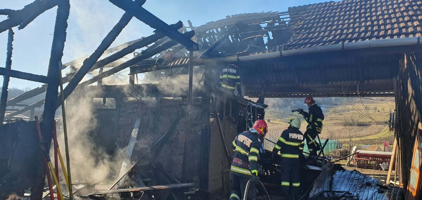 Interventie pompieri pentru stingerea incendiului