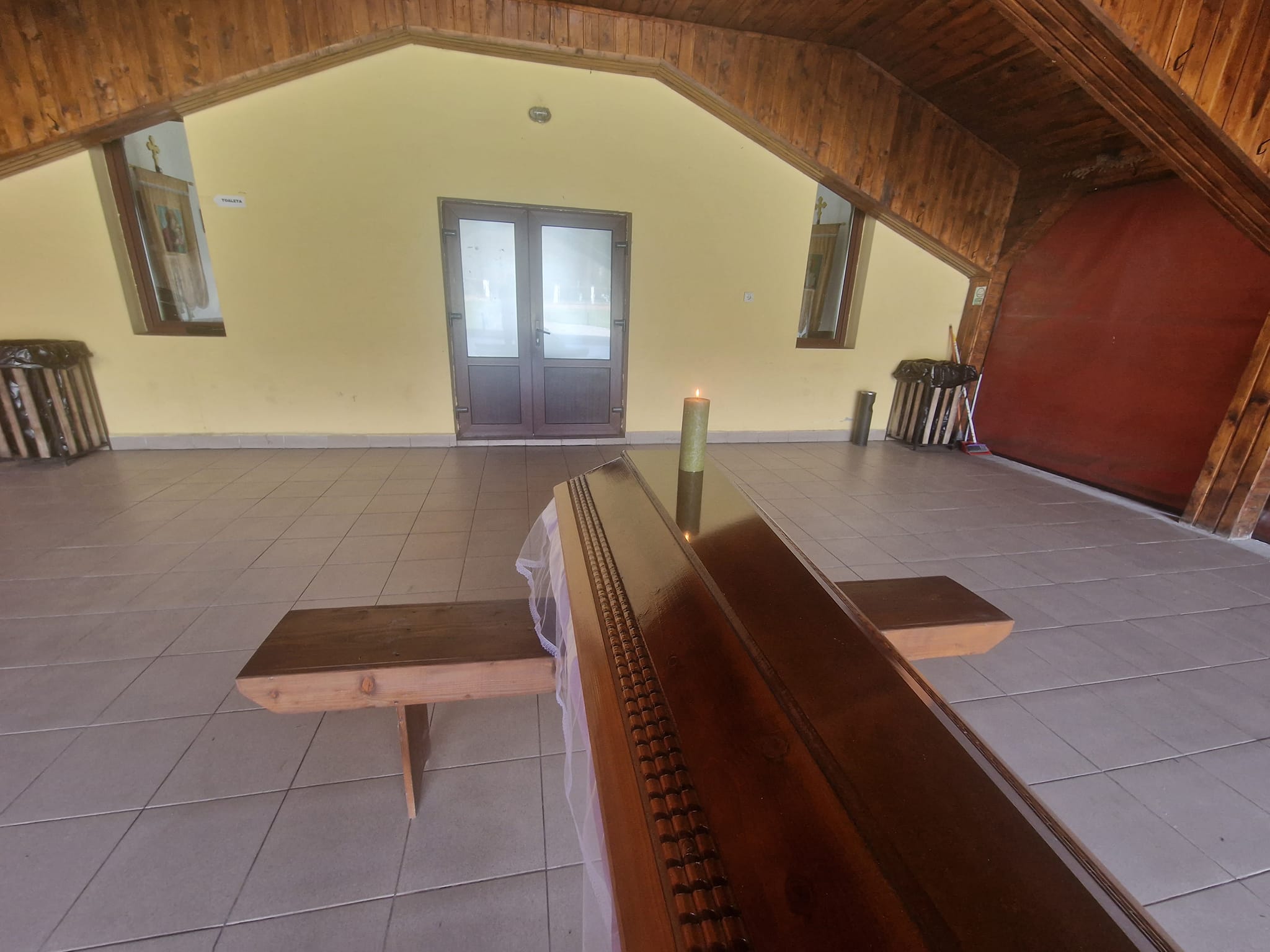 Sicriu în fața capelei din Tinca