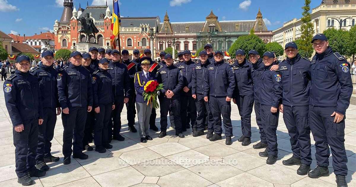 Lacrimi la depunerea jurământului militar, în Oradea. Povestea emoționantă a șefului de promoție de la Poliția de Frontieră Lacrimi la depunerea jurământului militar, în Oradea. Povestea emoționantă a șefului de promoție de la Poliția de Frontieră