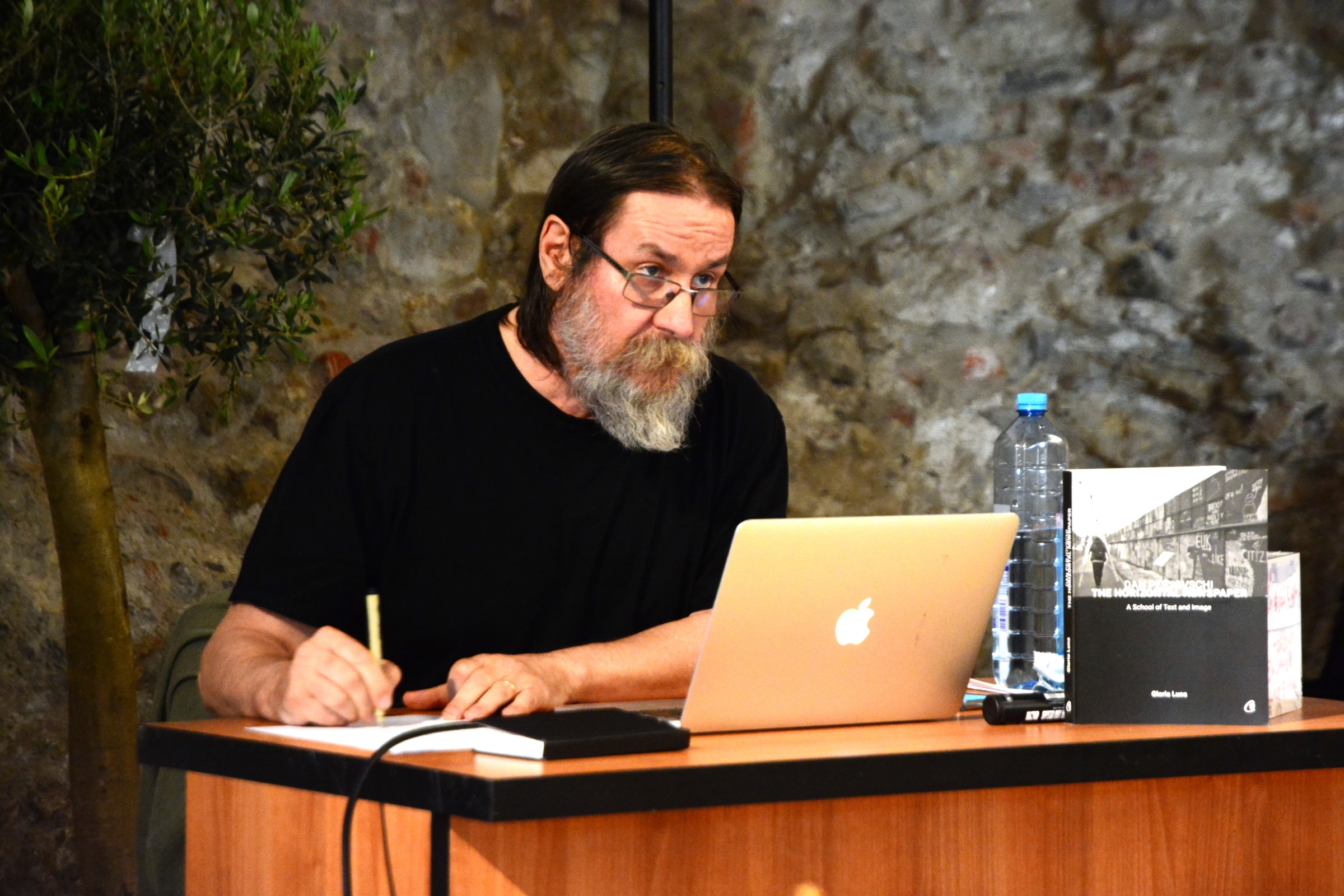 Artist Talk cu Dan Perjovschi la Oradea