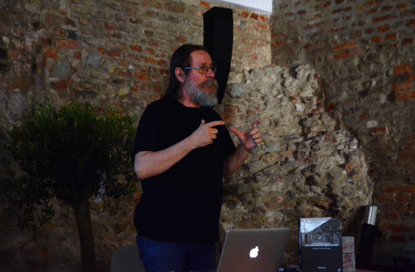 Artist Talk cu Dan Perjovschi la Oradea