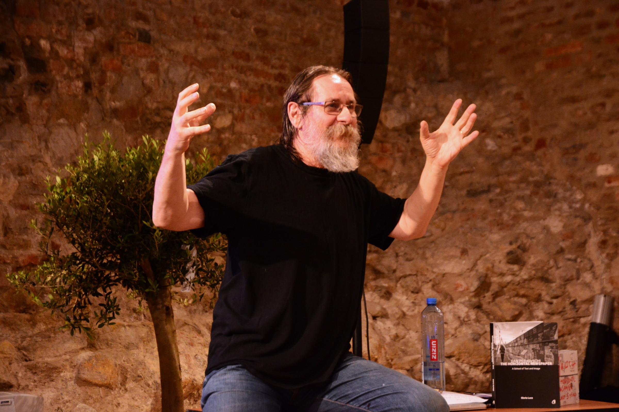 Artist Talk cu Dan Perjovschi la Oradea