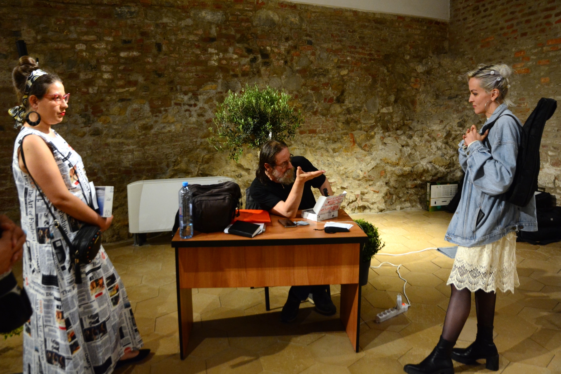 Artist Talk cu Dan Perjovschi la Oradea