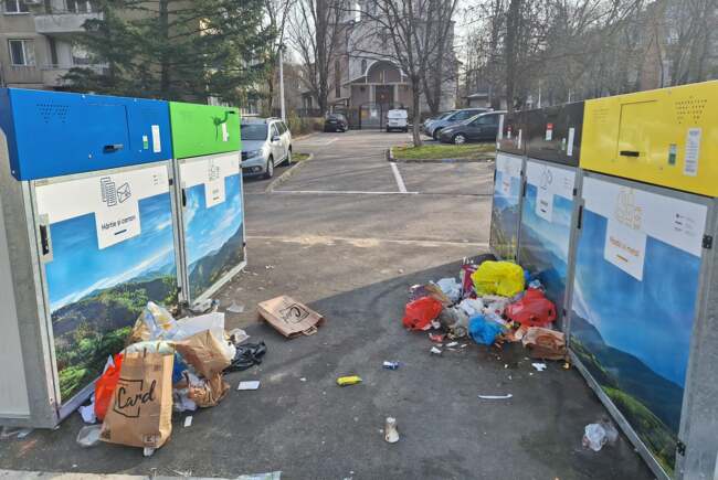 Locuitorii din Rogerius sunt revoltați de „insulele” cu gunoaie: cum au ajuns ecoinsulele să creeze mai multe probleme decât soluții