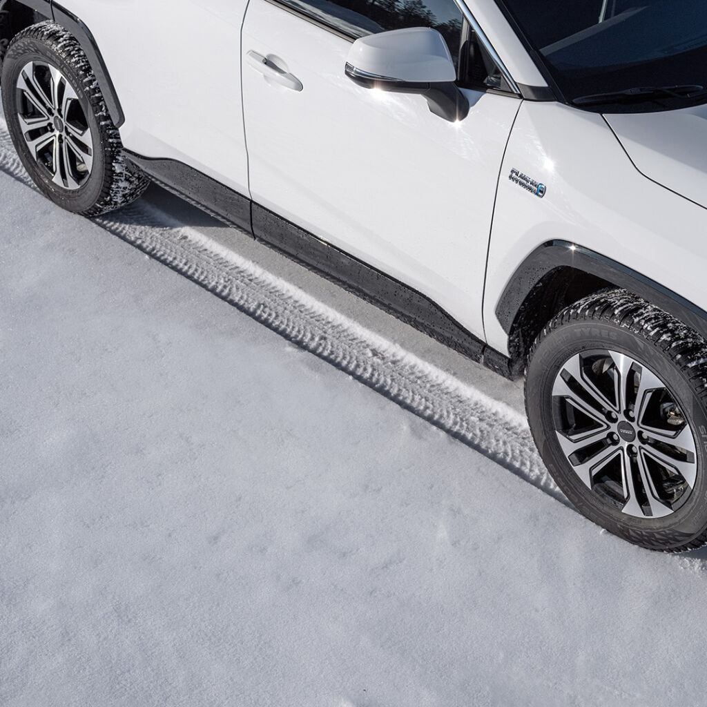 083_1x1_car-in-winter_1080x1080_nokian-tyres