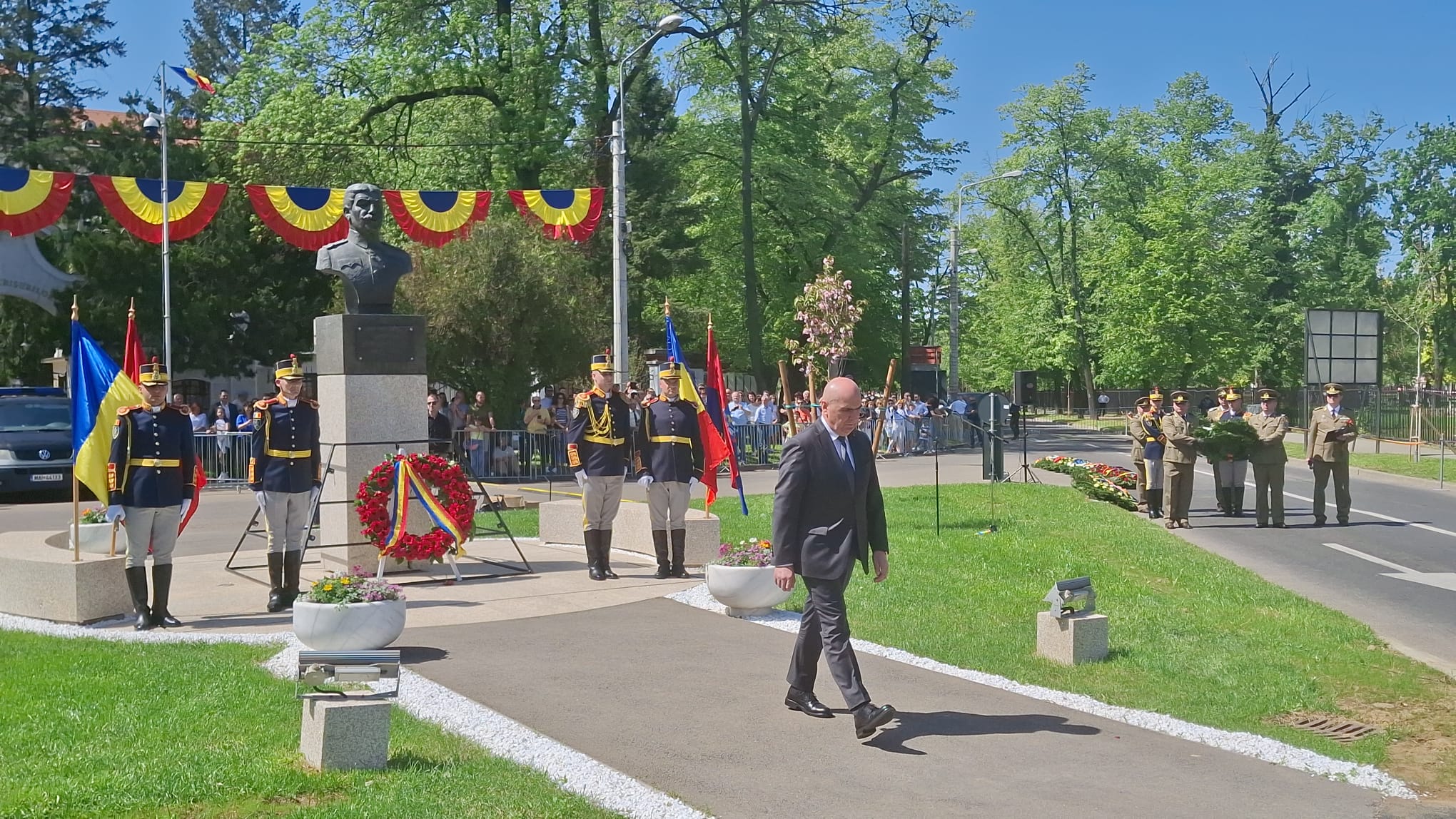 foto: Depunerea de coroane la statuia Generalului Traian Moșoiu, 21.04.2025