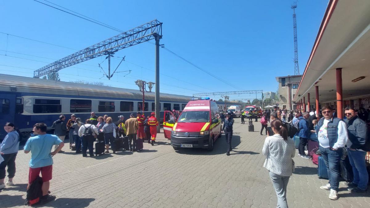 doua-trenuri-s-au-ciocnit-in-gara-din-constanta-surse-sunt-cel-putin-10-victime-planul-rosu-a-fost-activat-969805