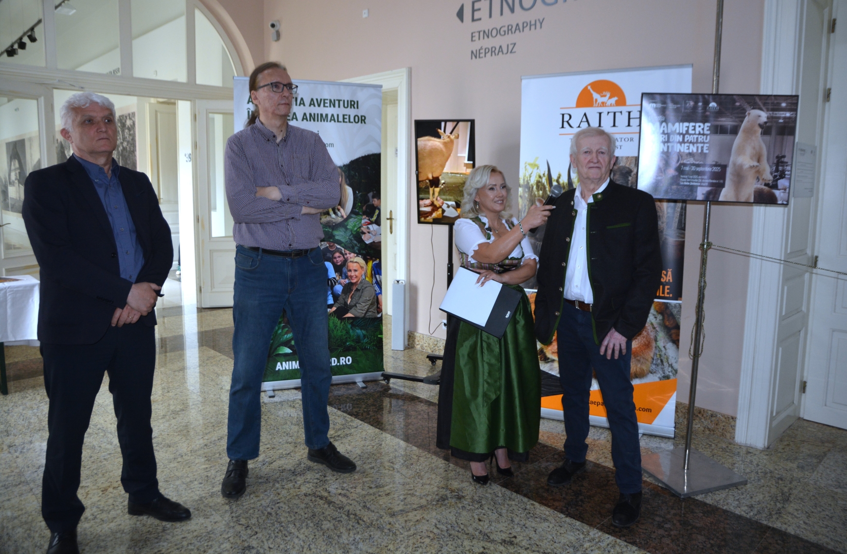 Expozitia Mamifere mari din patru continente (22)