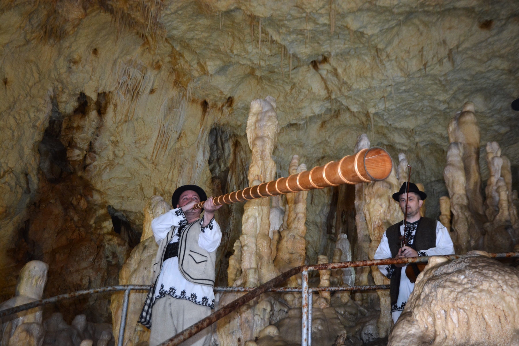 Concert în Peştera Urşilor Foto Cami Buşu (30)