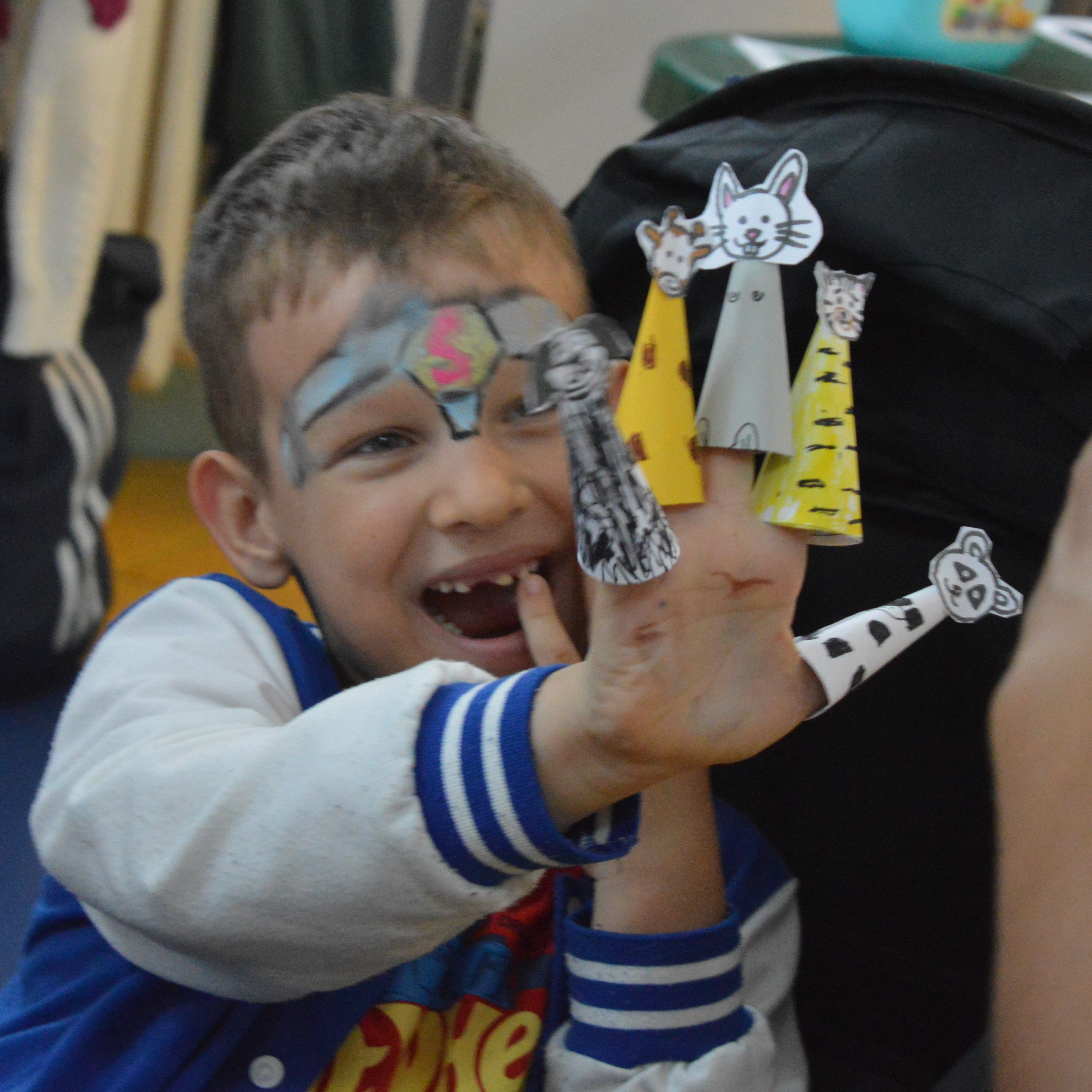 Copil și figurine 1 Mai_Yuppi Camp