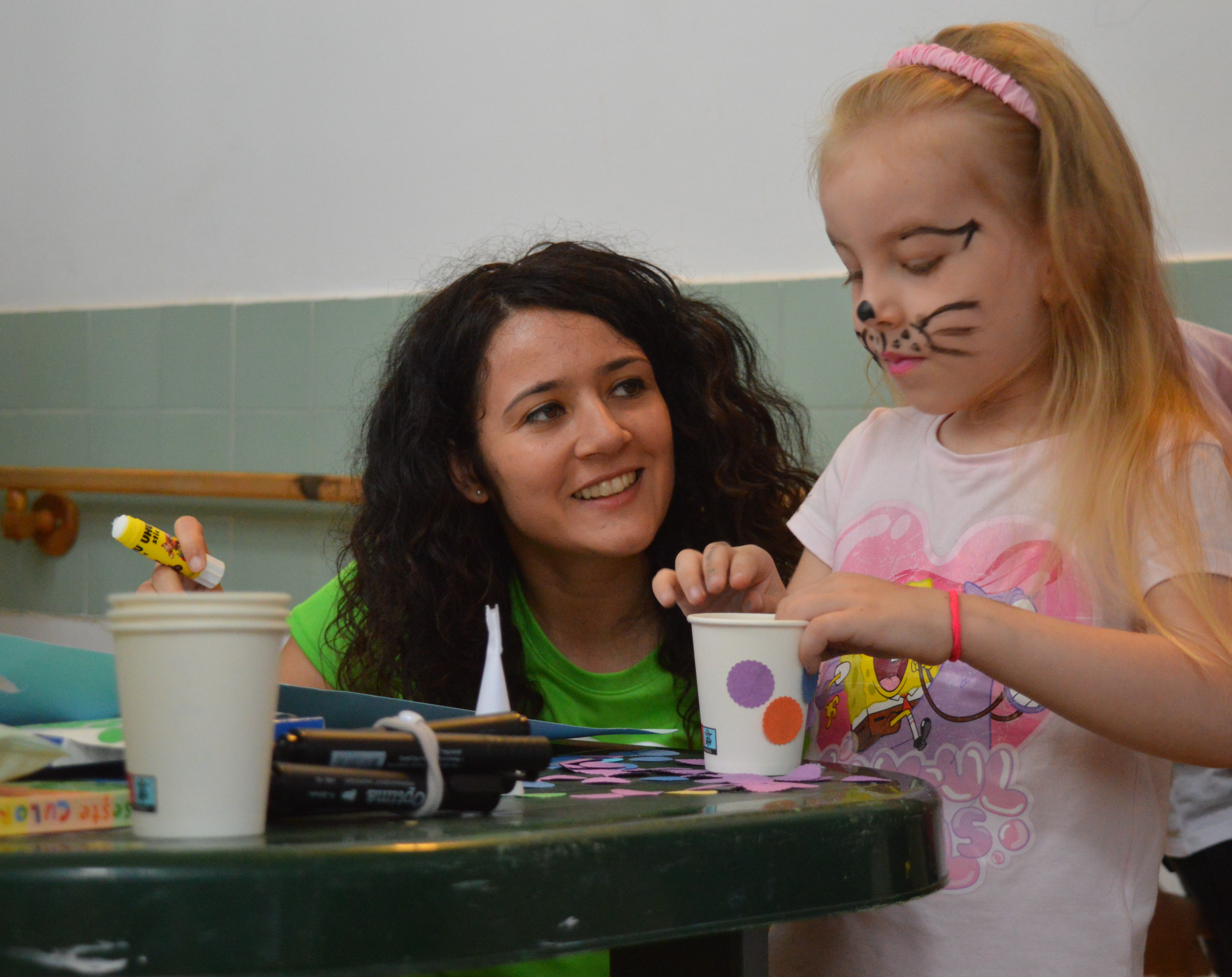 Copil și voluntar 1 Mai_Yuppi Camp