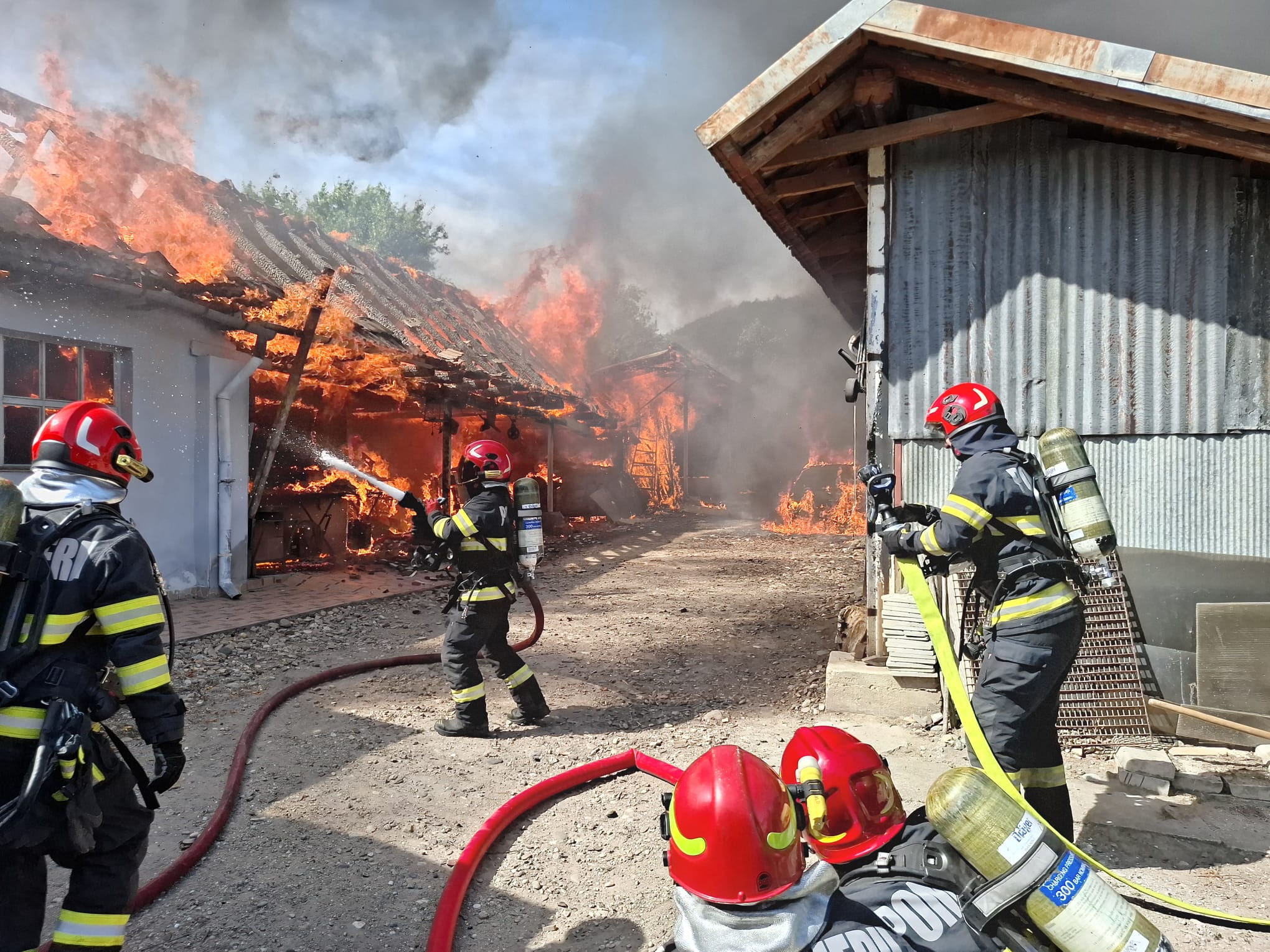 Patru mașini distruse în flăcările unei anexe incendiate în după-amiaza de 23 iunie