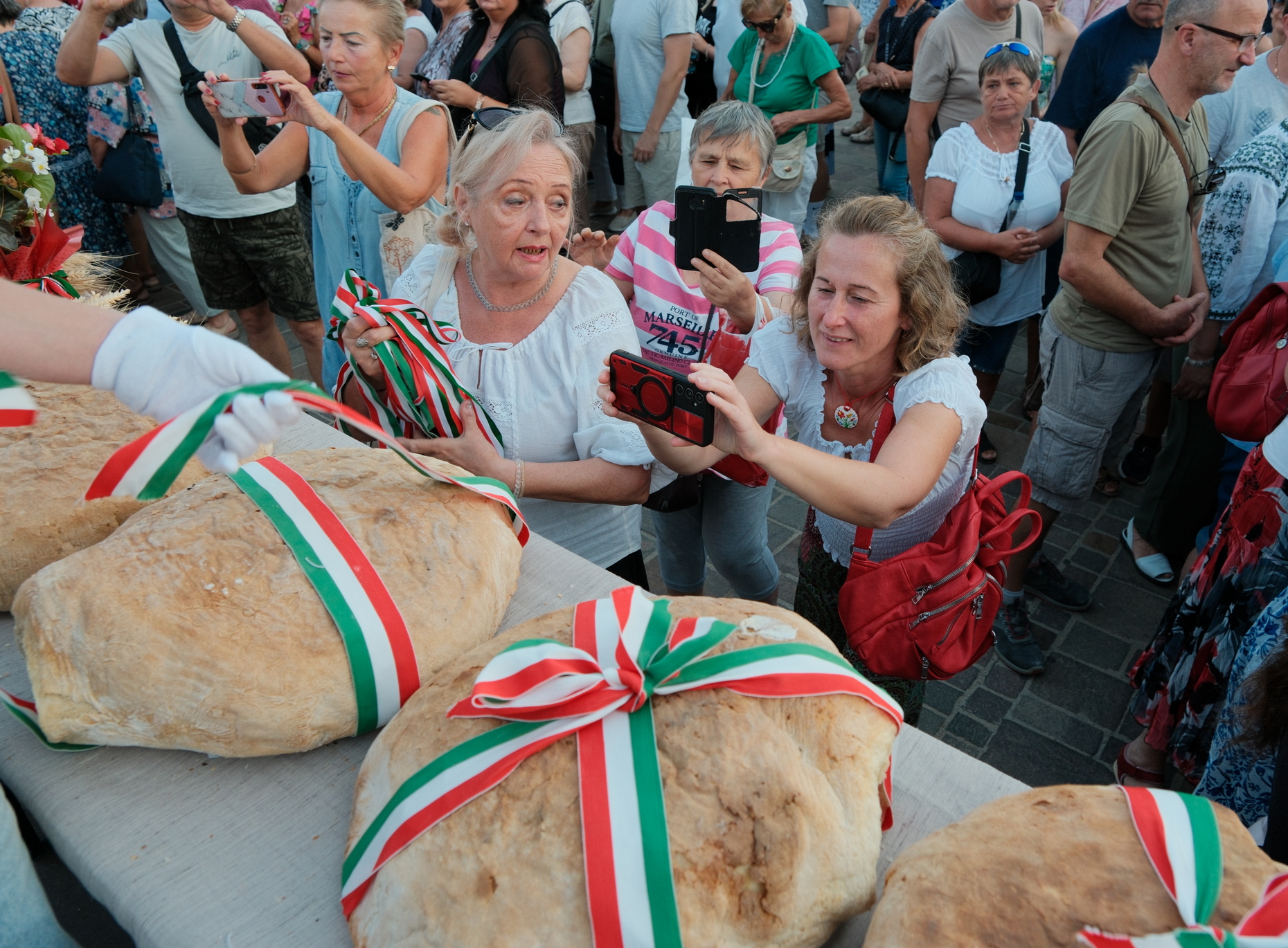 Binecuvântarea şi sfinţirea "pâinii noi". Foto: Alexandru Niţescu
