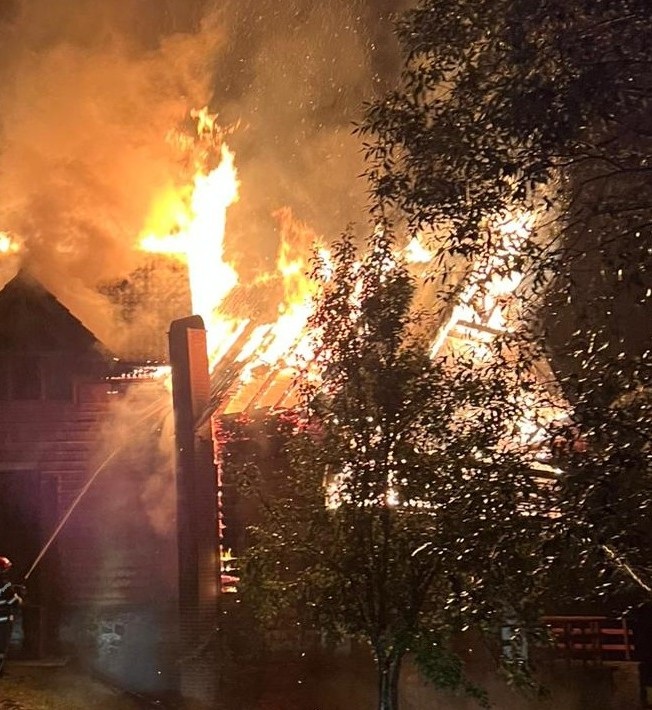foto: Incendiu violent la o cabană din lemn din Boga, 13.10.2025