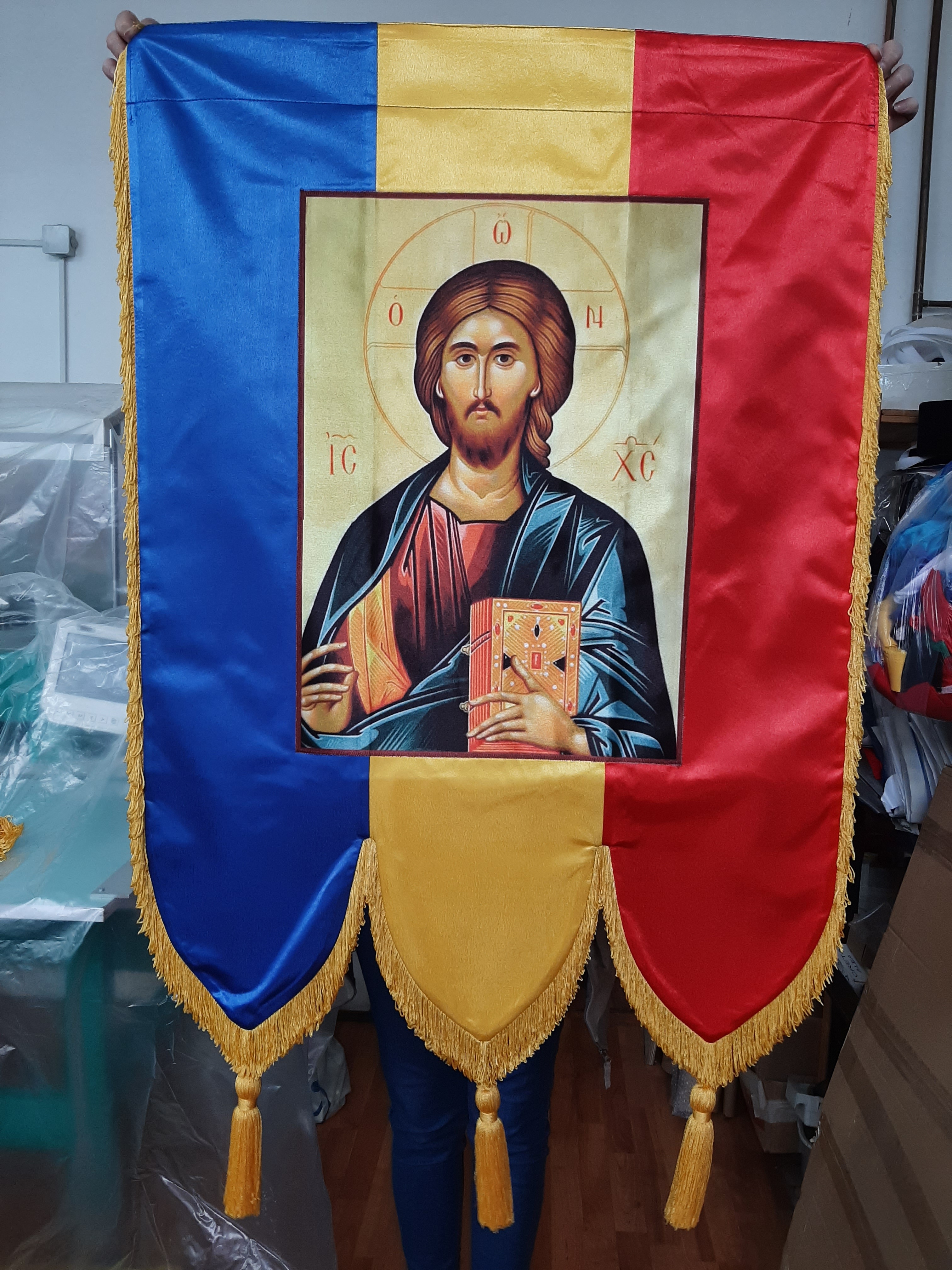 prapor-bisericesc-iisus-tricolor-steaguri-oradea_0