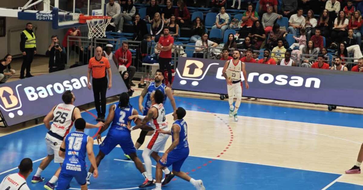 CSM CSU Raiffeisen domină meciul împotriva SCM Universitatea Craiova în mod convingător.