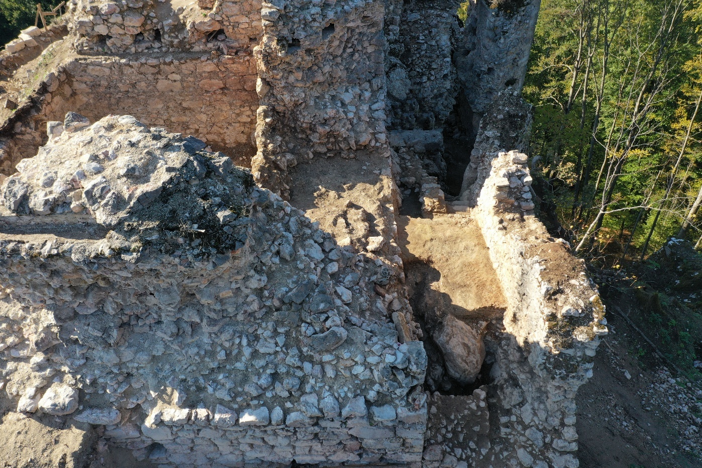 cetatea piatra şoimului, colţ nord est