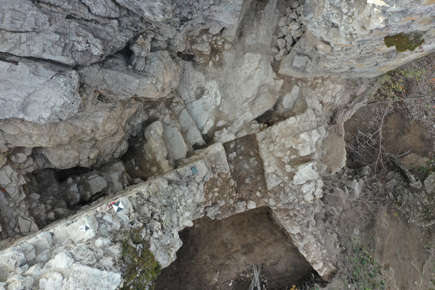 cetatea piatra şoimului, racord ziduri