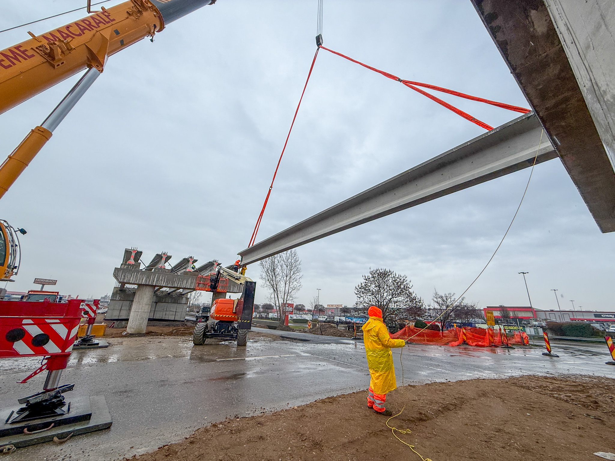 Pasaj ERA Oradea, se monteaza grinzile 26.01 (1)