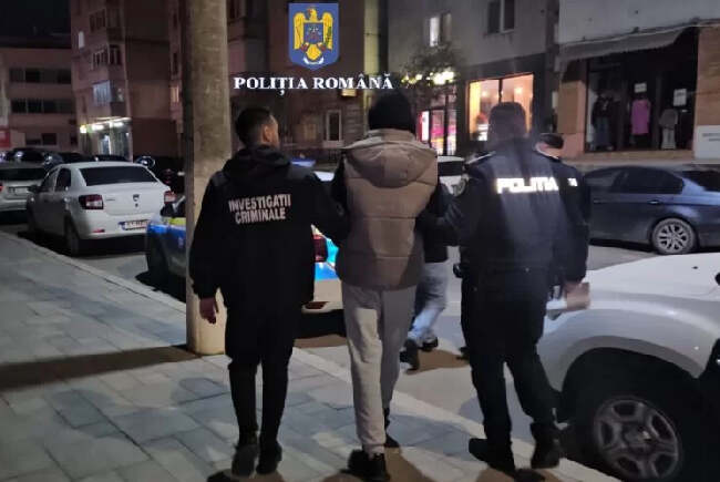 Polițiști orădeni arestând doi suspecți după tâlhărie