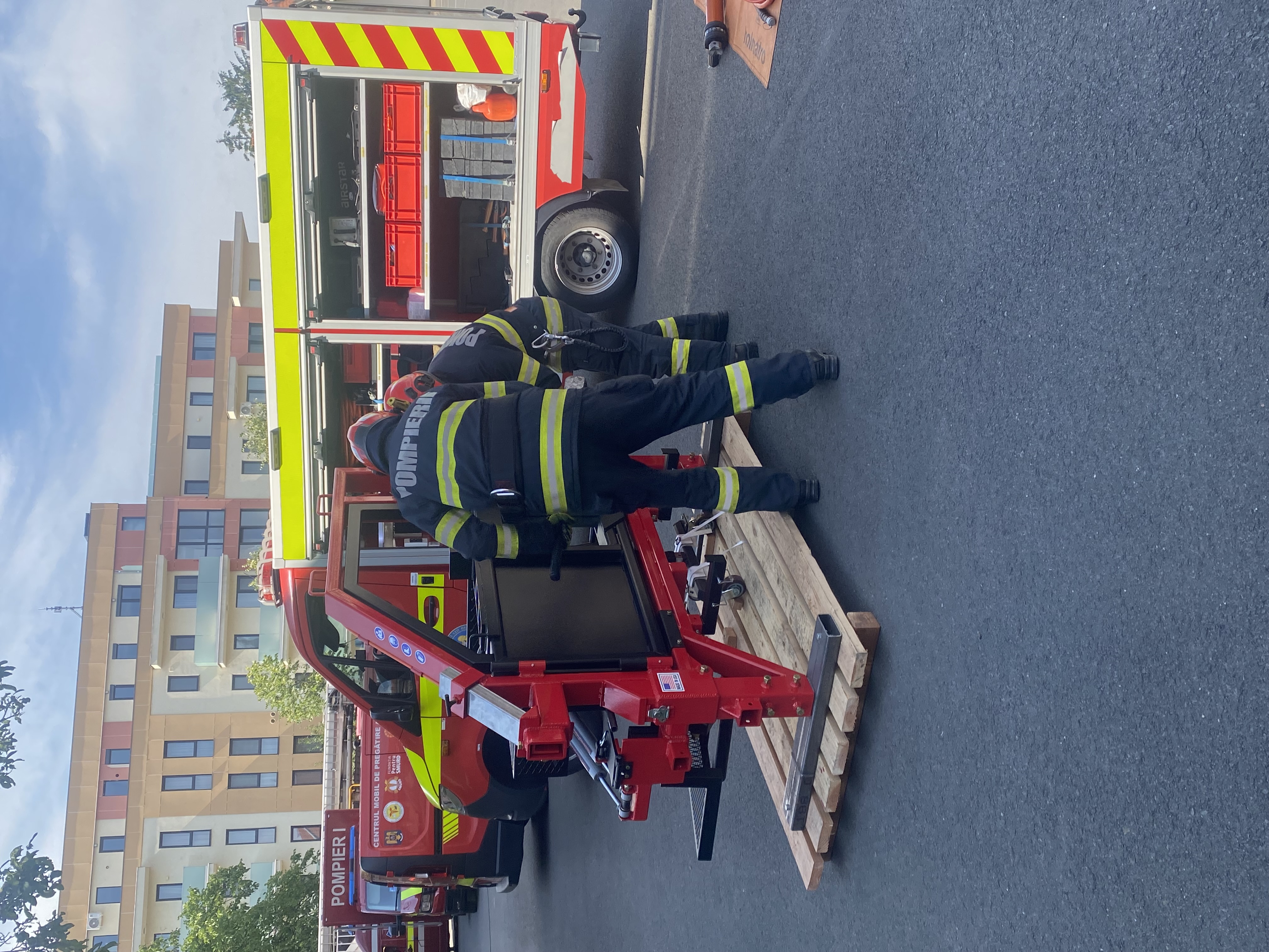 simulator-descarcerare-isu-premiera-oradea-pompieri