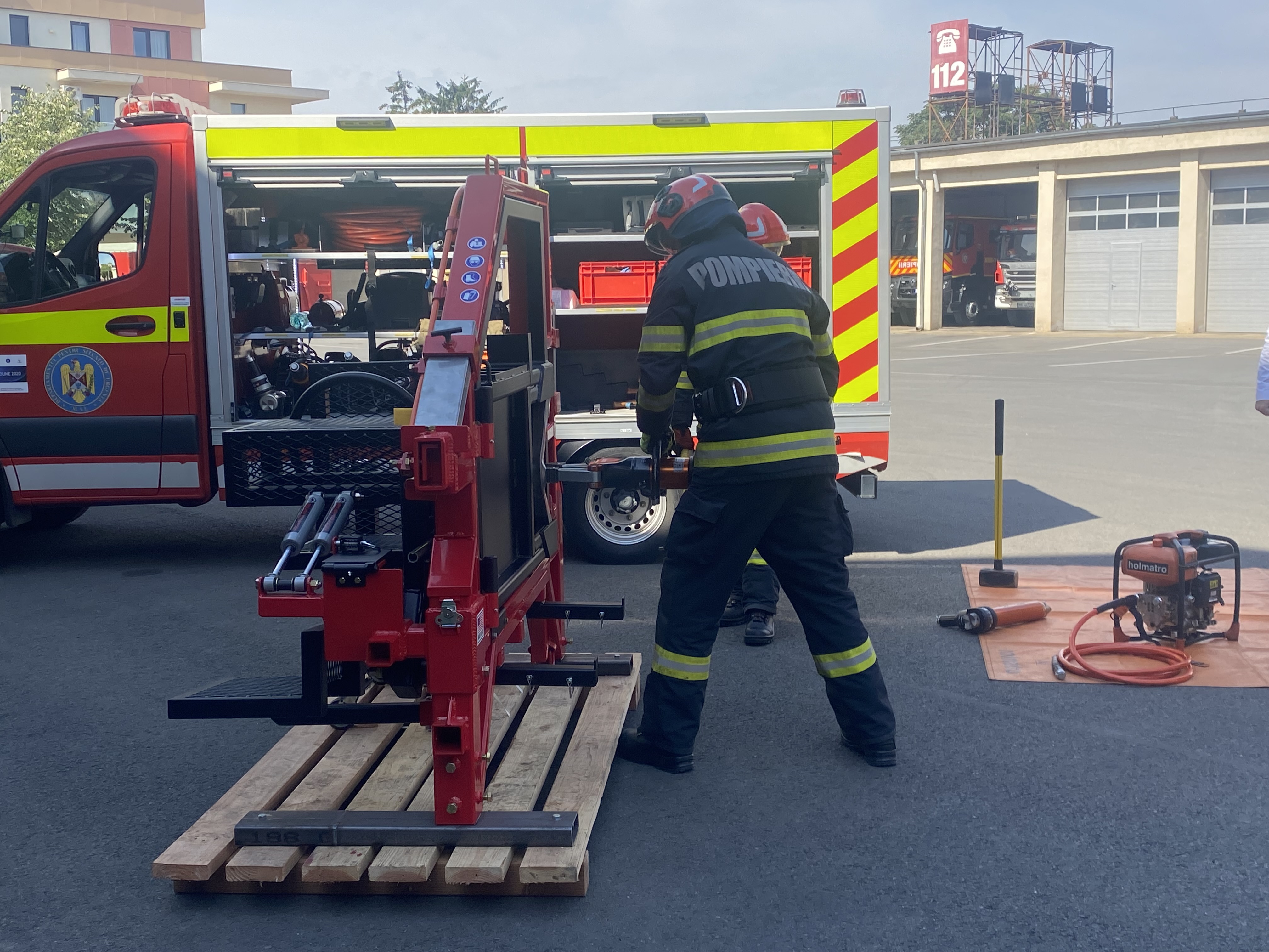simulator-descarcerare-isu-premiera-oradea-pompieri