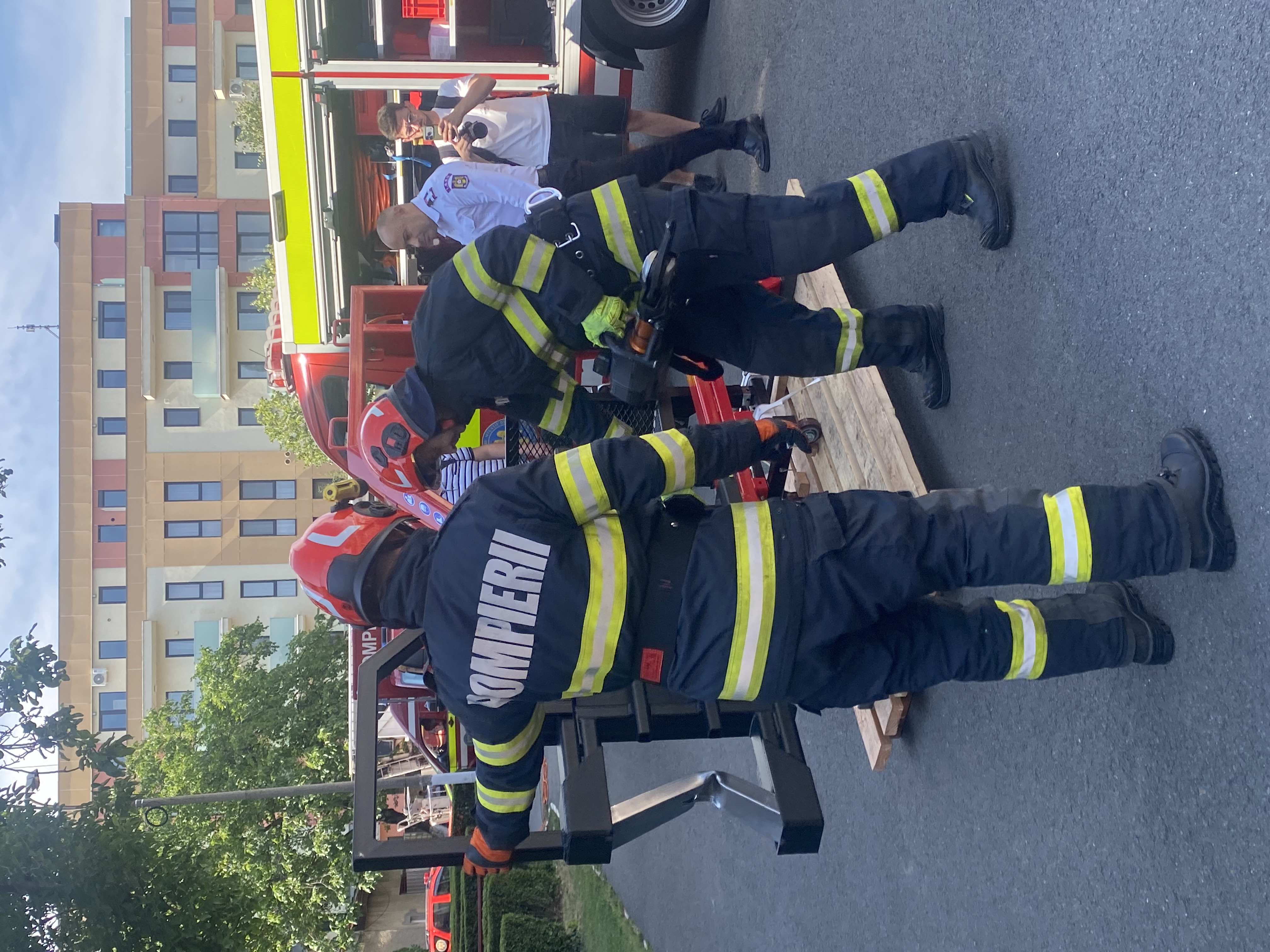 simulator-descarcerare-isu-premiera-oradea-pompieri