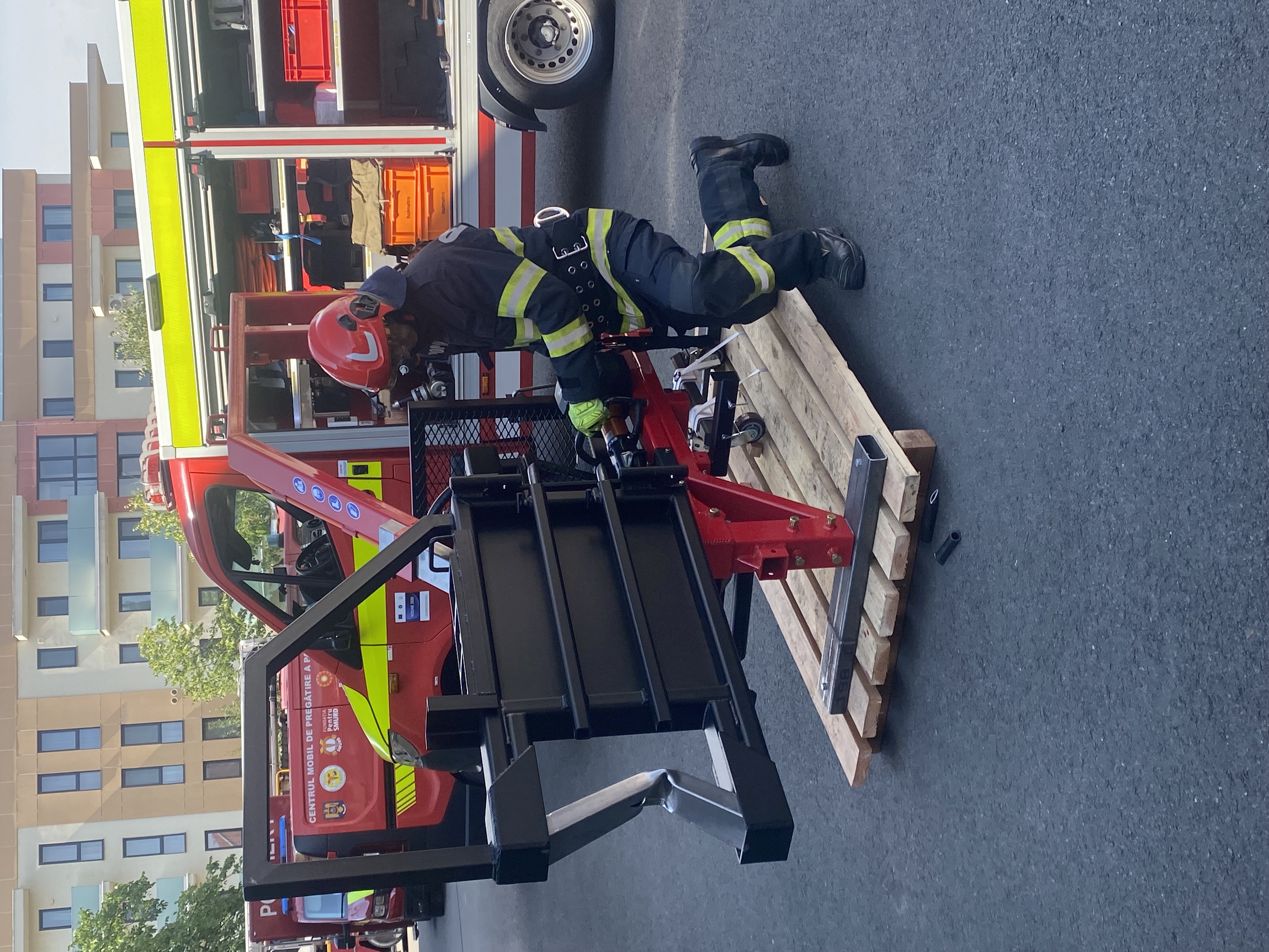 simulator-descarcerare-isu-premiera-oradea-pompieri