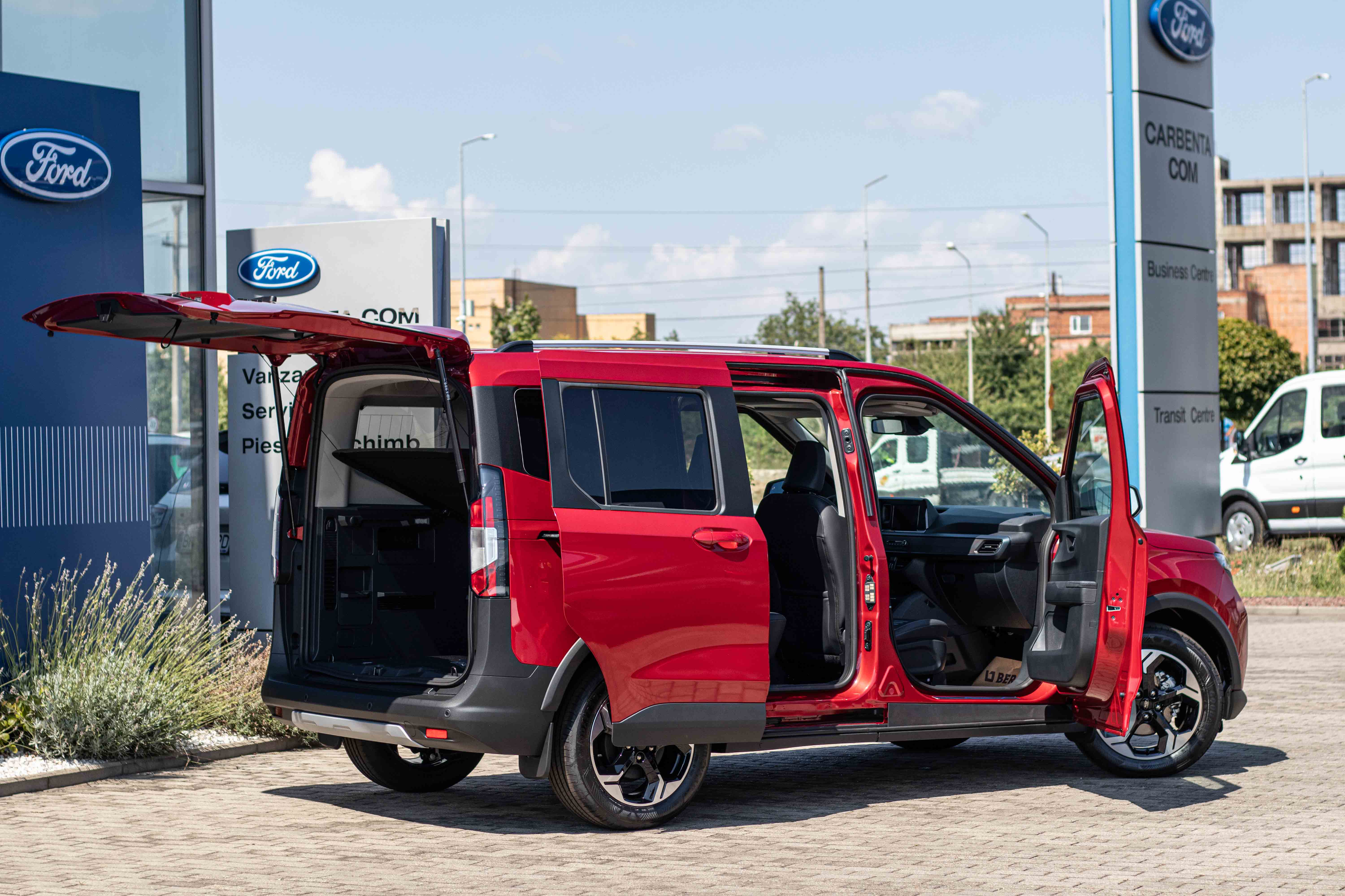 Noul TOURNEO COURIER ACTIVE FANTASTIC RED M6-20