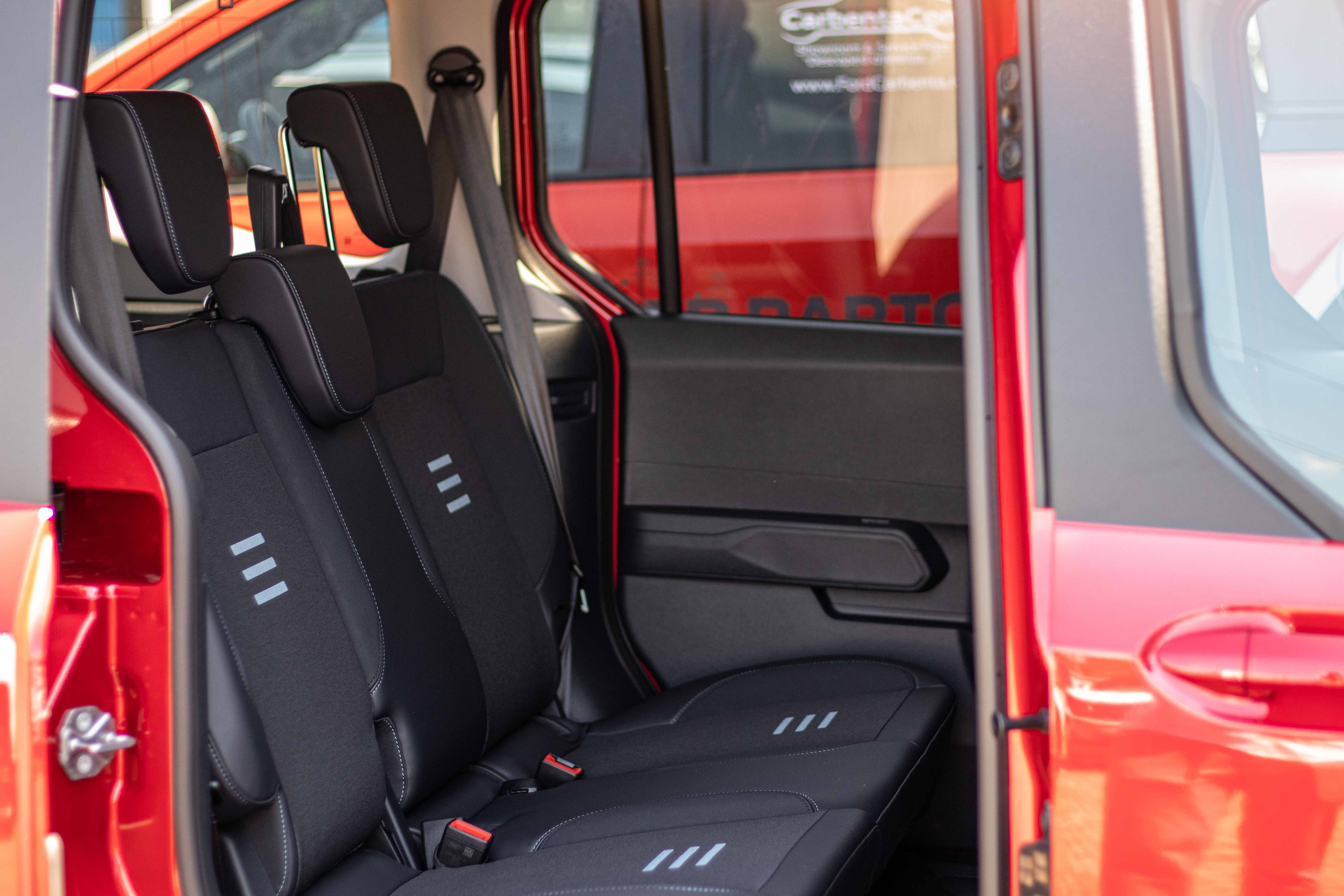 Noul TOURNEO COURIER ACTIVE FANTASTIC RED M6-31