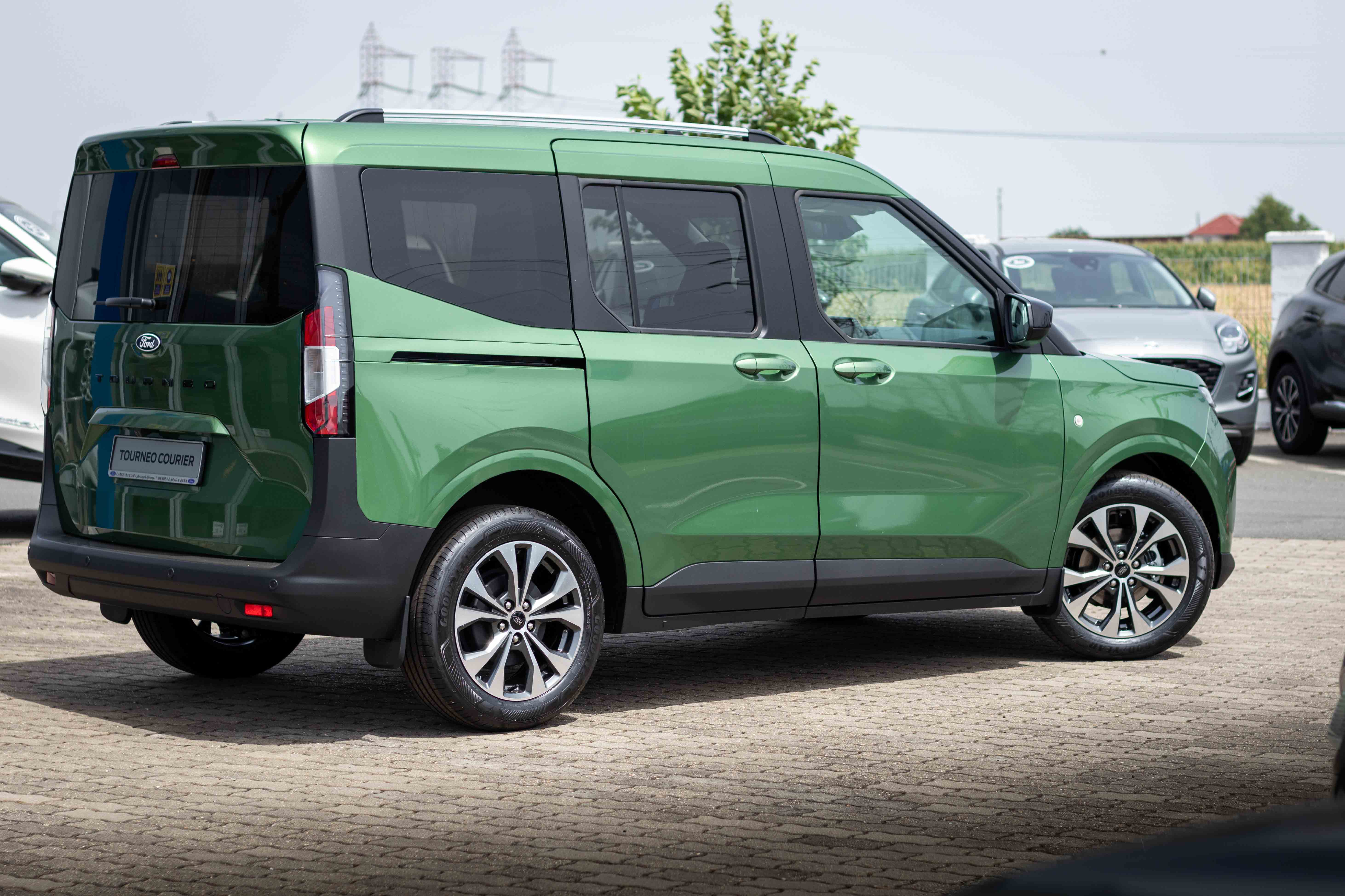 NOUL TOURNEO COURIER TITANIUM 1.0 ECOBOOST BURSTING GREEN-5