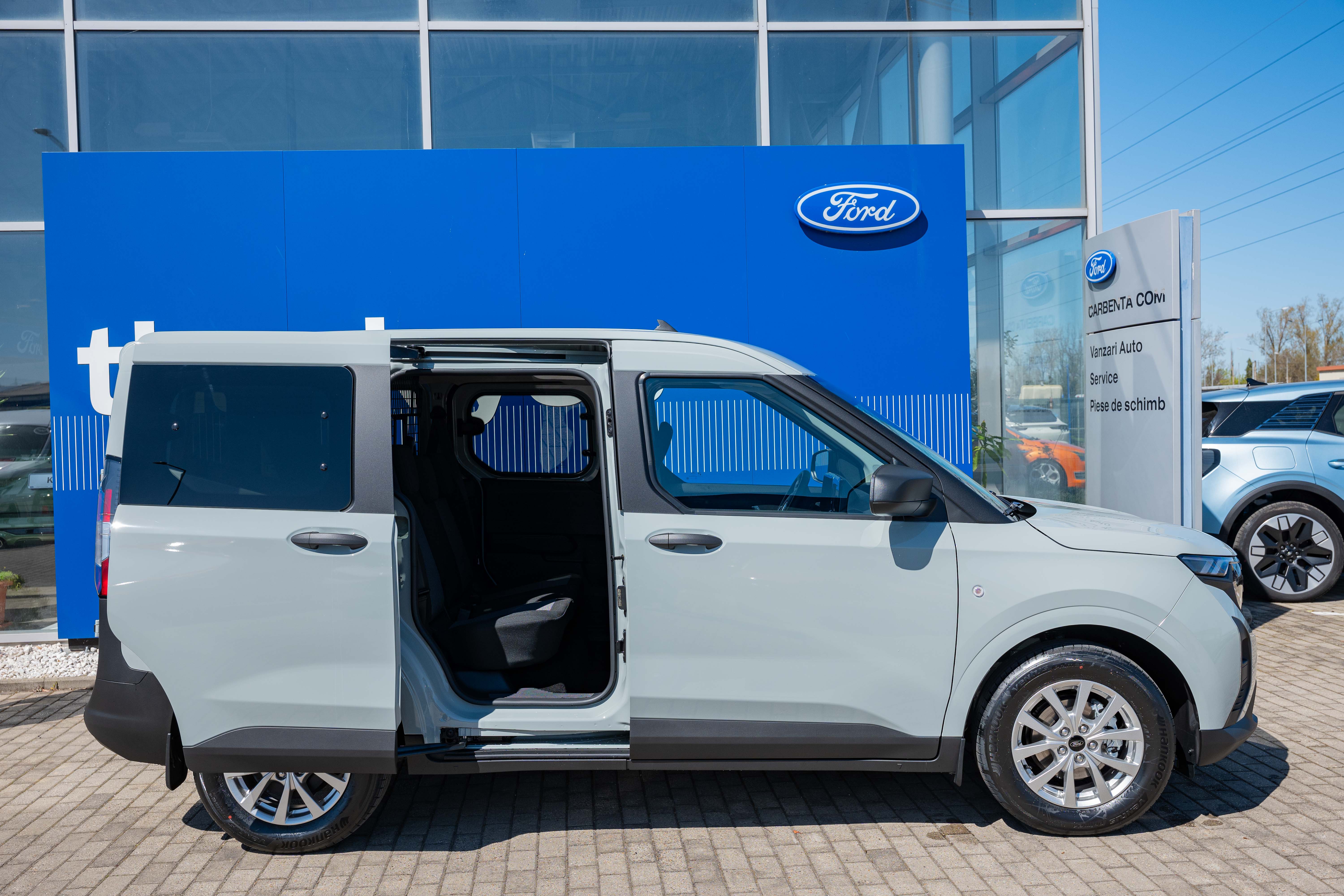 ford transit courier (6)