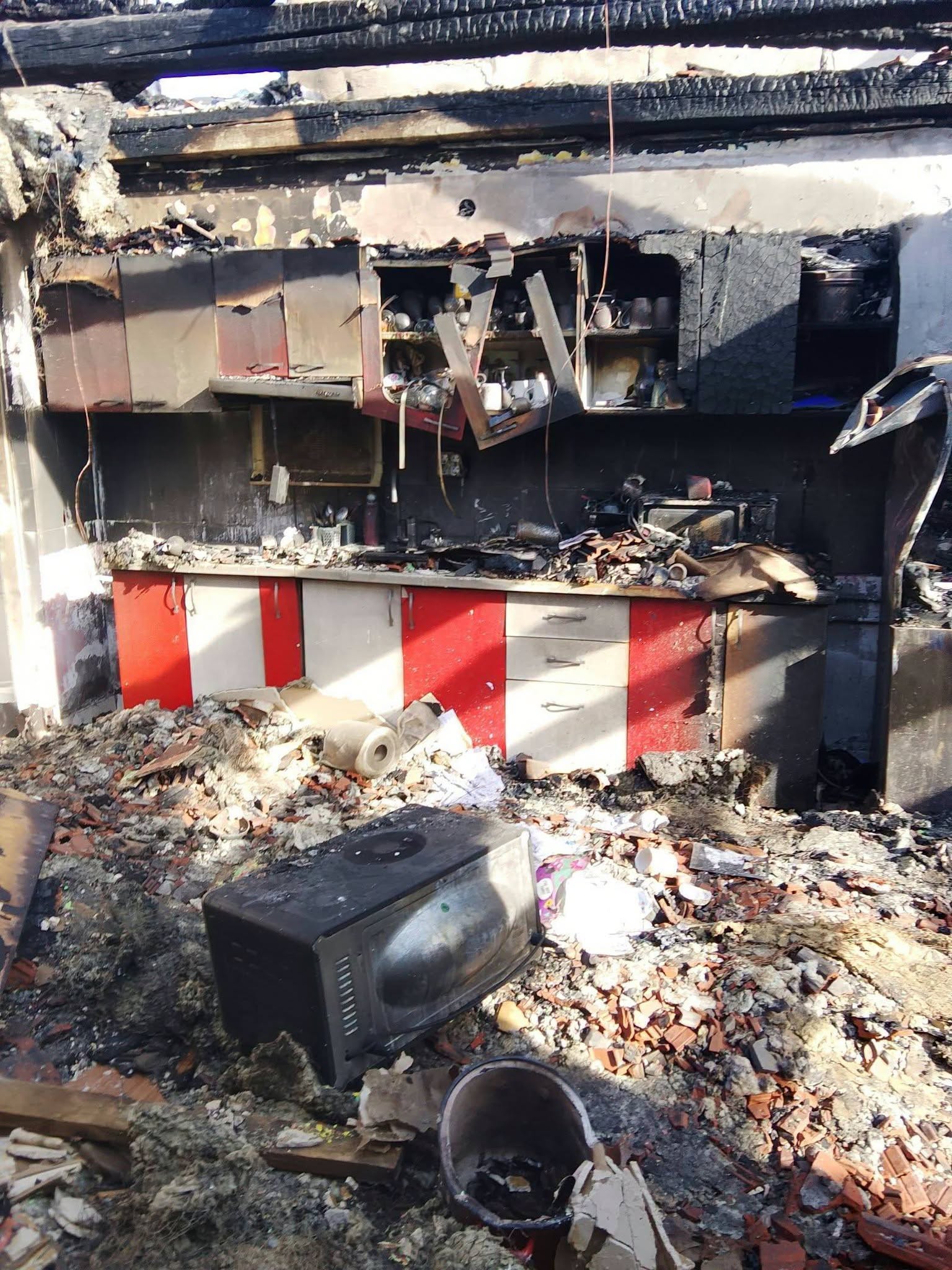 incendiu-cefa-apel-umanitar-locuinta-arsa
