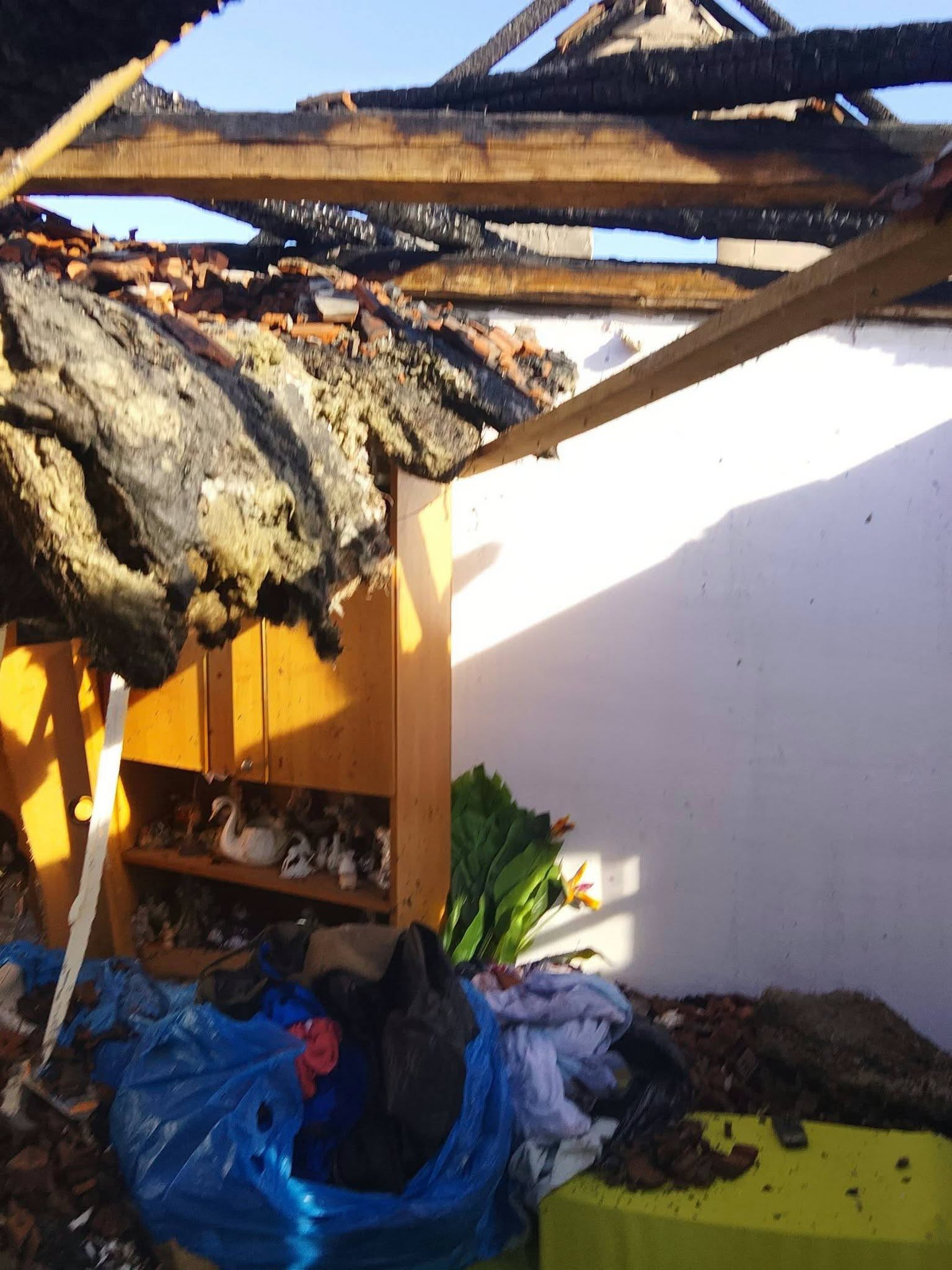 incendiu-cefa-apel-umanitar-locuinta-arsa