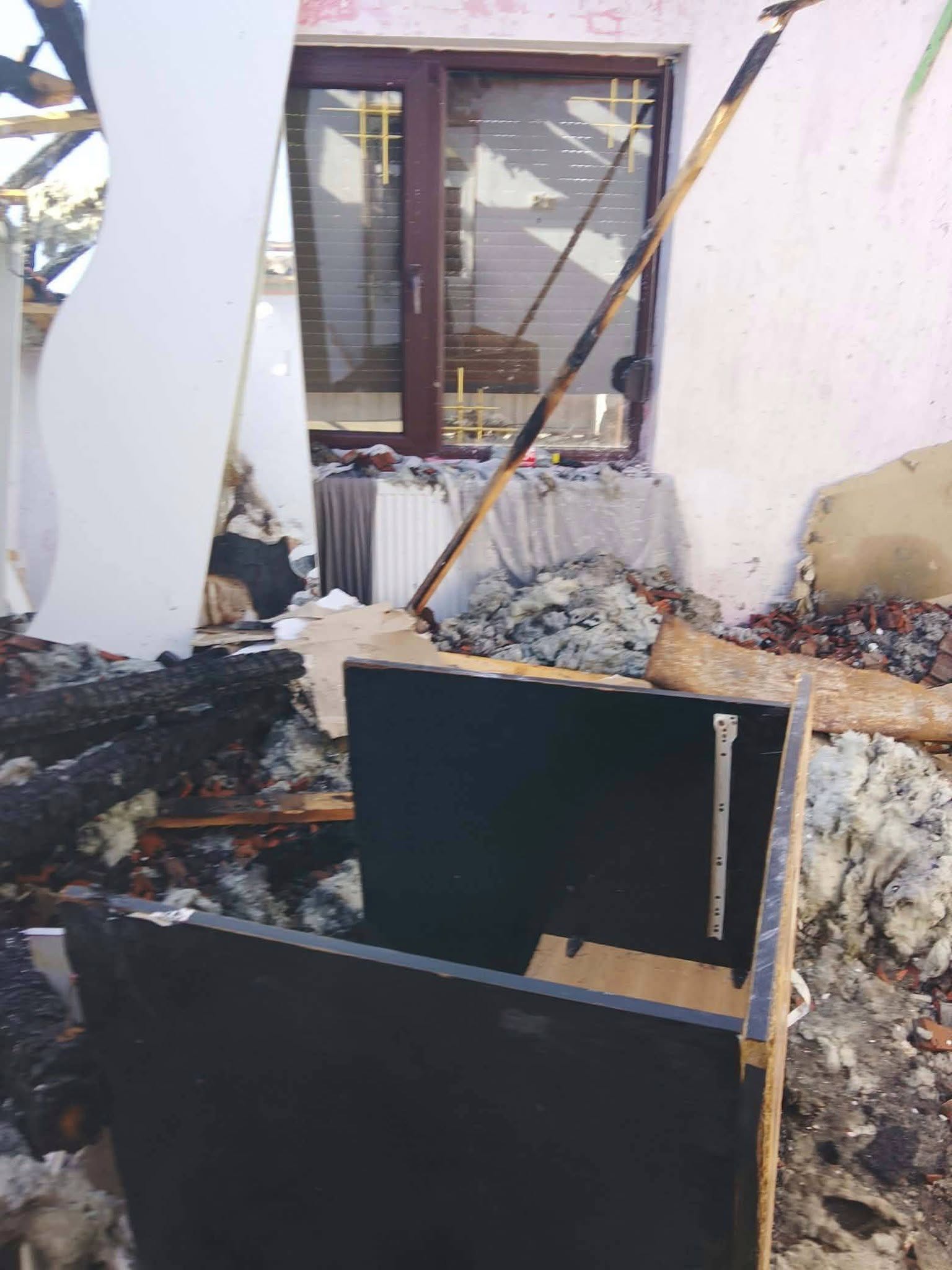 incendiu-cefa-apel-umanitar-locuinta-arsa