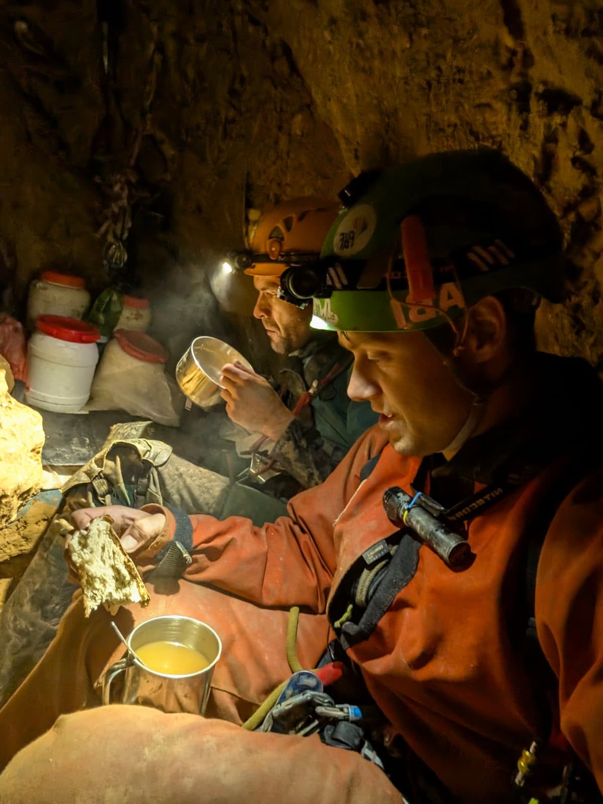 14O masă fierbinte, binemeritată, în bivuacul de la (-540 m) foto Andrei Ene