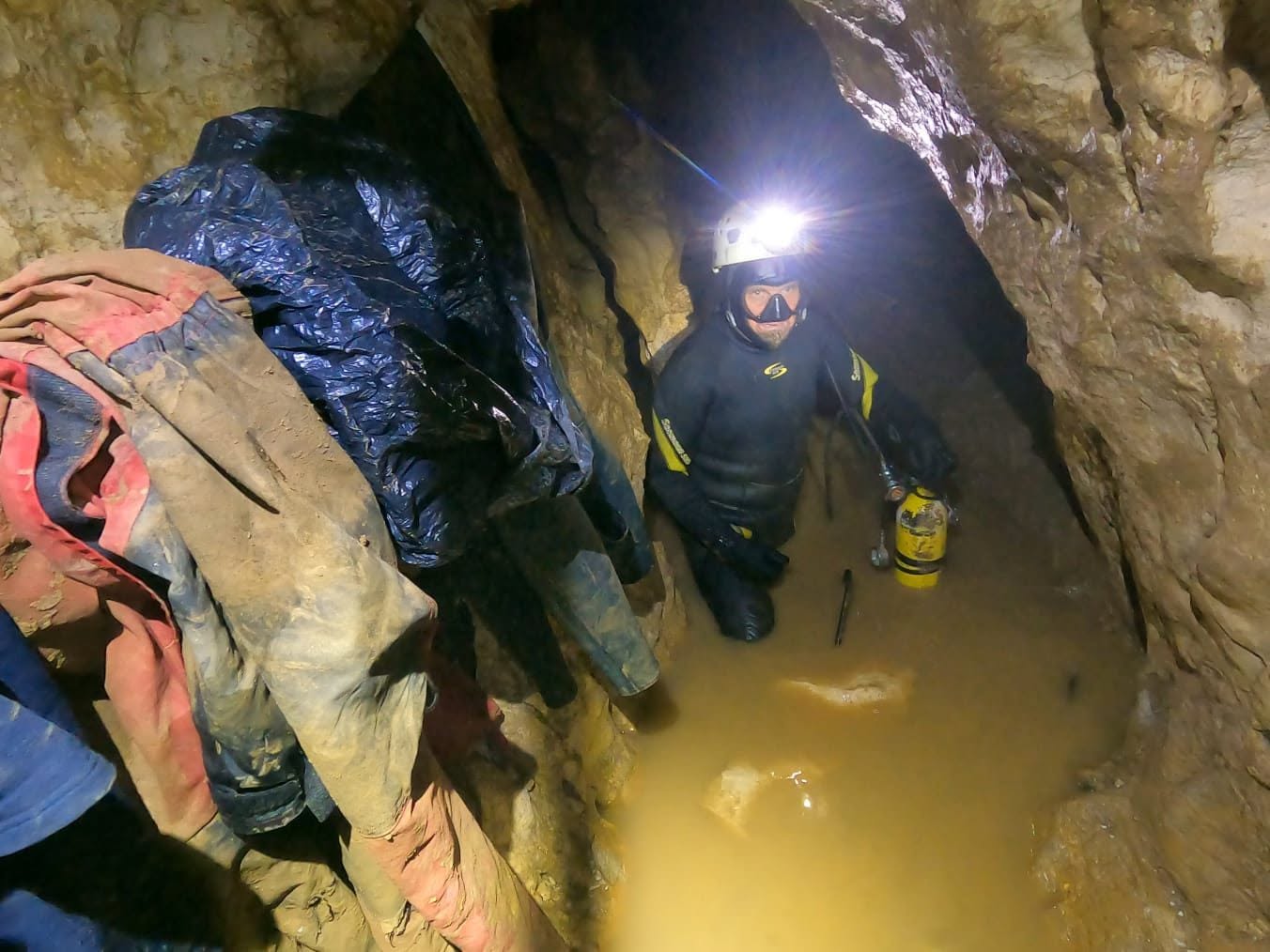 14Radu intra în scufundarea sifonului de la -815 metri. Foto David Bouffard1