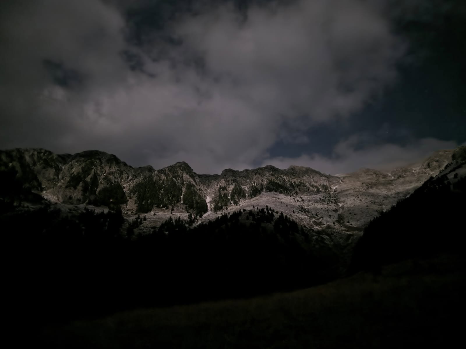 Încă un drum cu echipament spre tabăra foto Alex Pologea